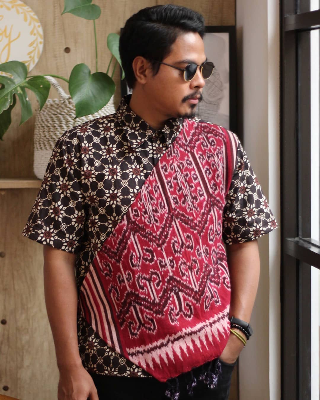 Kombinasi Batik Nitik Bintang dan Tenun Toraja (Sumber: Instagram @sabuyaroom)