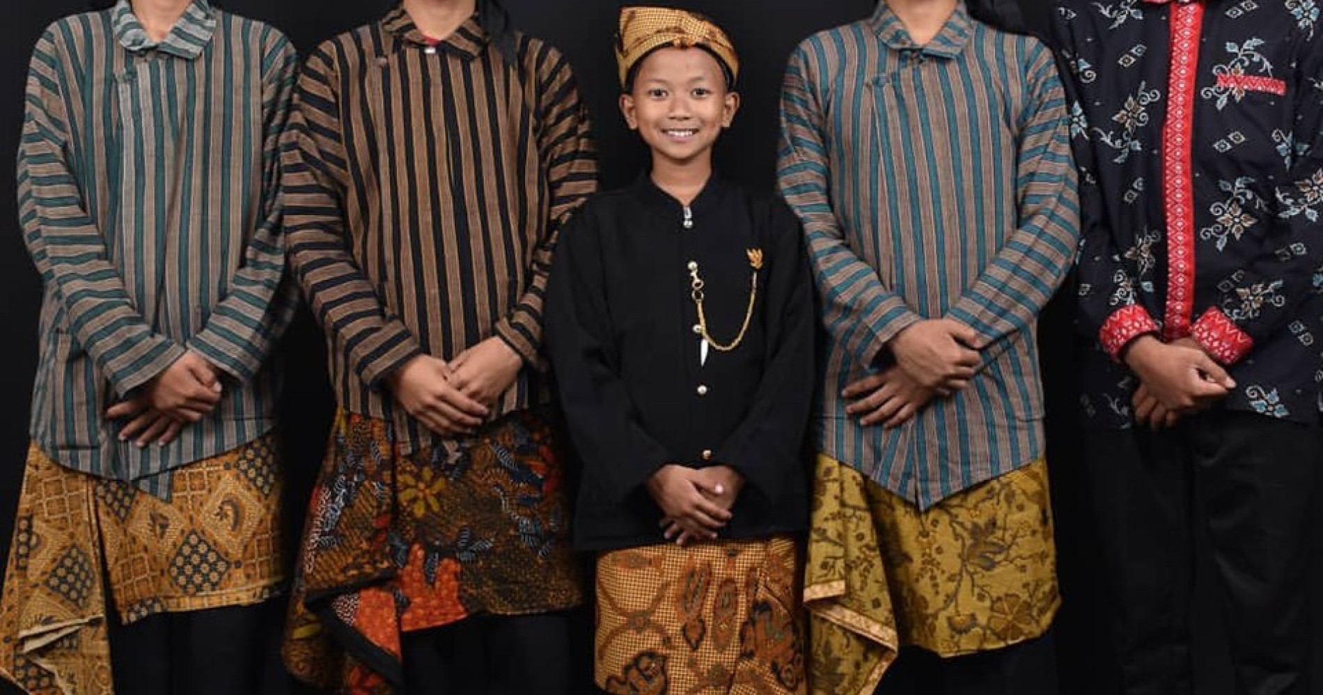 Ilustrasi menggunakan batik sebagai pakaian tradisional (Foto Wikimedia Commons)