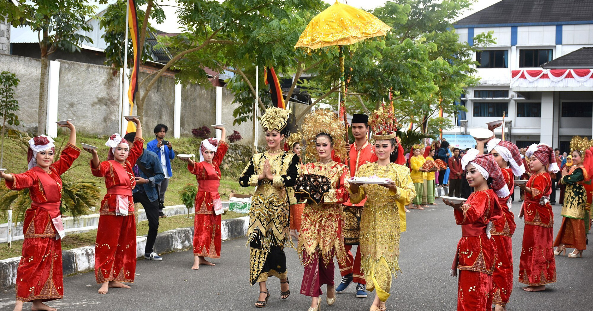 Ilustrasi Pawai Budaya dan Lomba Seru di Padang (Sumber gambar: wikimedia commons) Ilustrasi Pawai Budaya dan Lomba Seru di Padang (Sumber gambar: wikimedia commons)