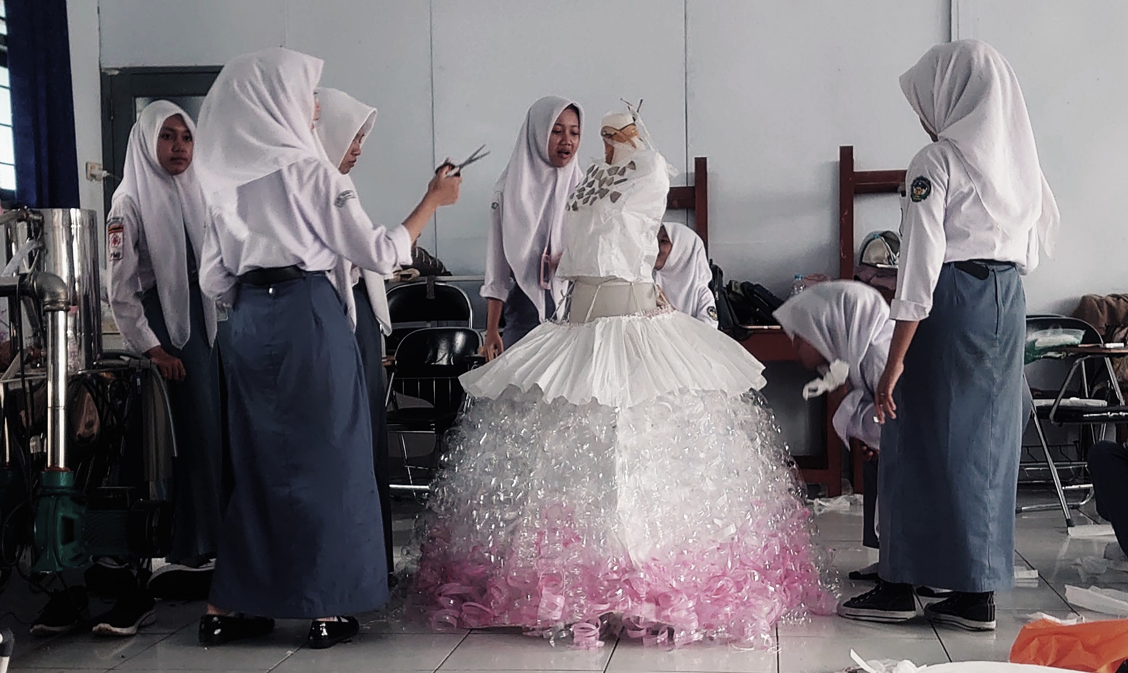 Proses pembuatan fashion dari limbah botol. Sumber Gambar Koleksi Pribadi 