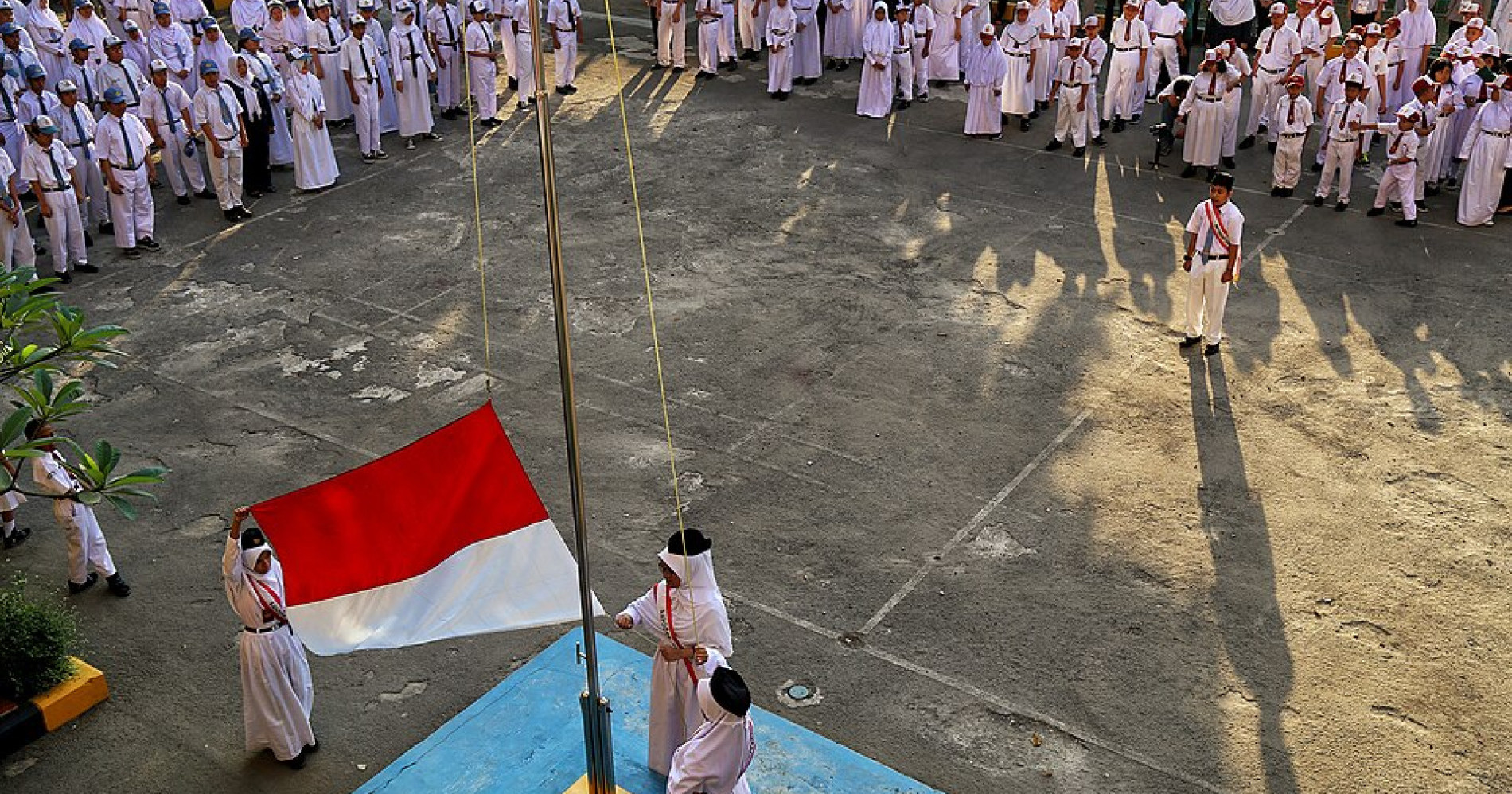 Ilustrasi upacara bendera di sekolah (Wikimedia Commons) Ilustrasi upacara bendera di sekolah (Wikimedia Commons)