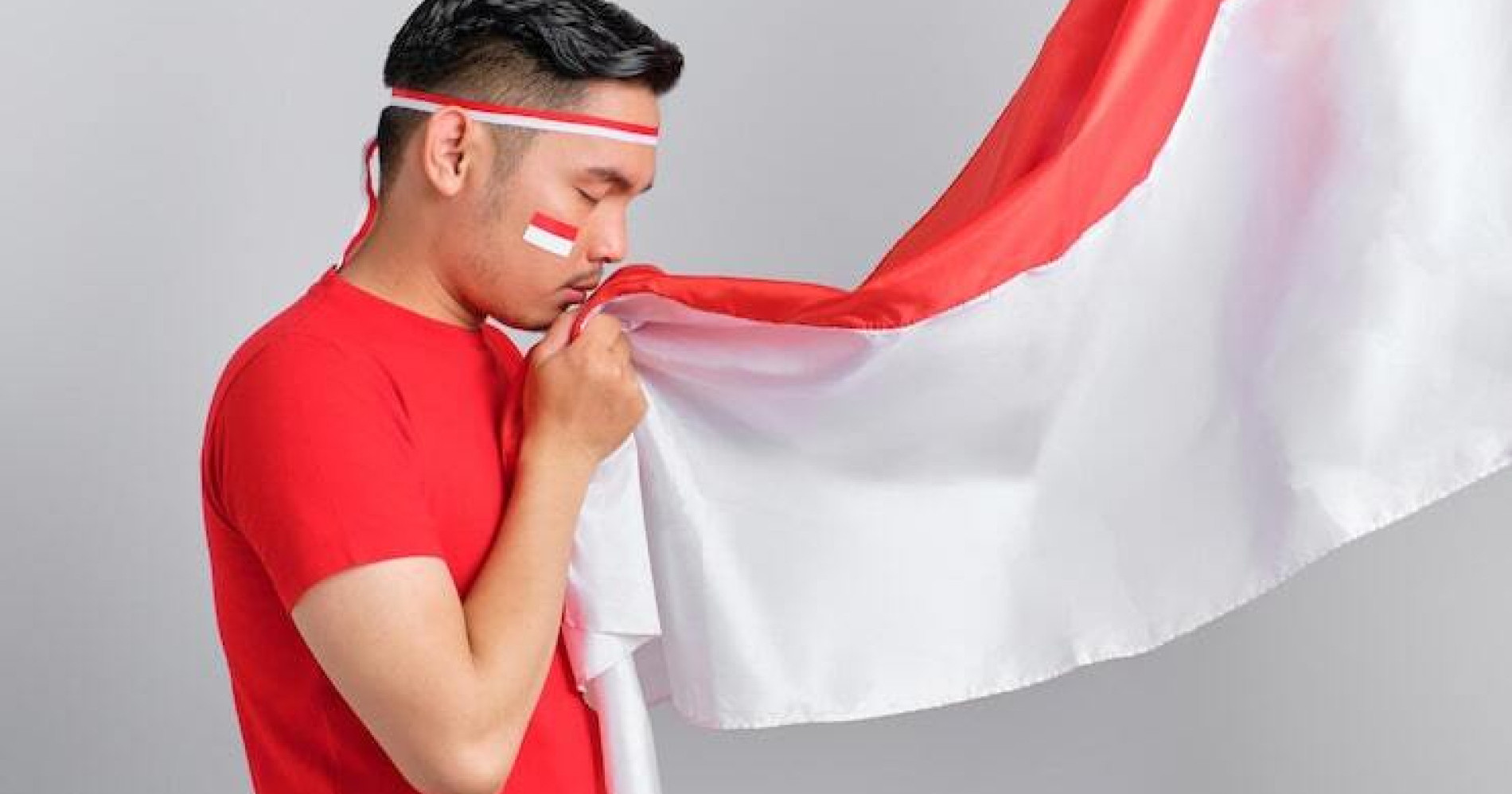 Pemuda memegang bendera merah putih (Sumber gambar: Freepik) Pemuda memegang bendera merah putih (Sumber gambar: Freepik)