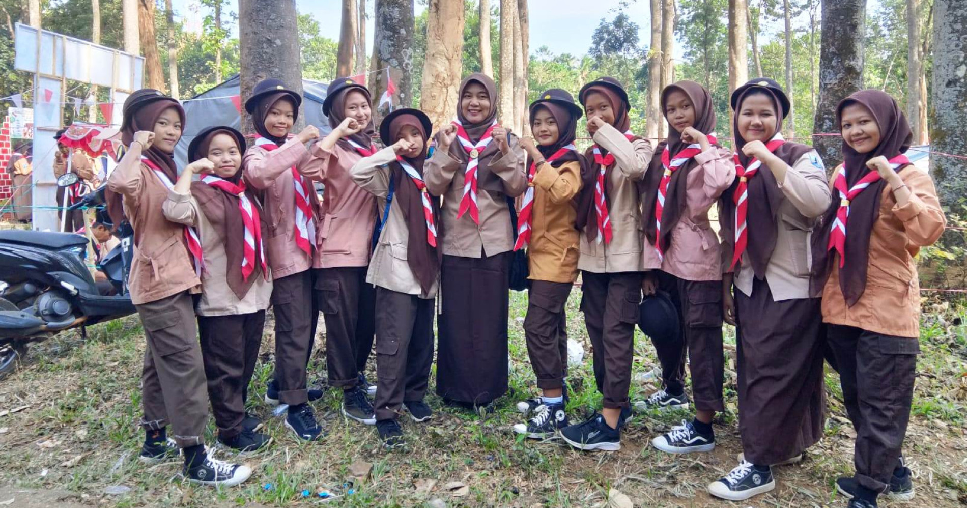 Sekelompuk Anggota Pramuka Bersama Pembina di Bumi Perkemahan Kecamatan Lumbang (Sumber Gambar: Tim Pramuka SMK N Lumbang) Sekelompuk Anggota Pramuka Bersama Pembina di Bumi Perkemahan Kecamatan Lumbang (Sumber Gambar: Tim Pramuka SMK N Lumbang)