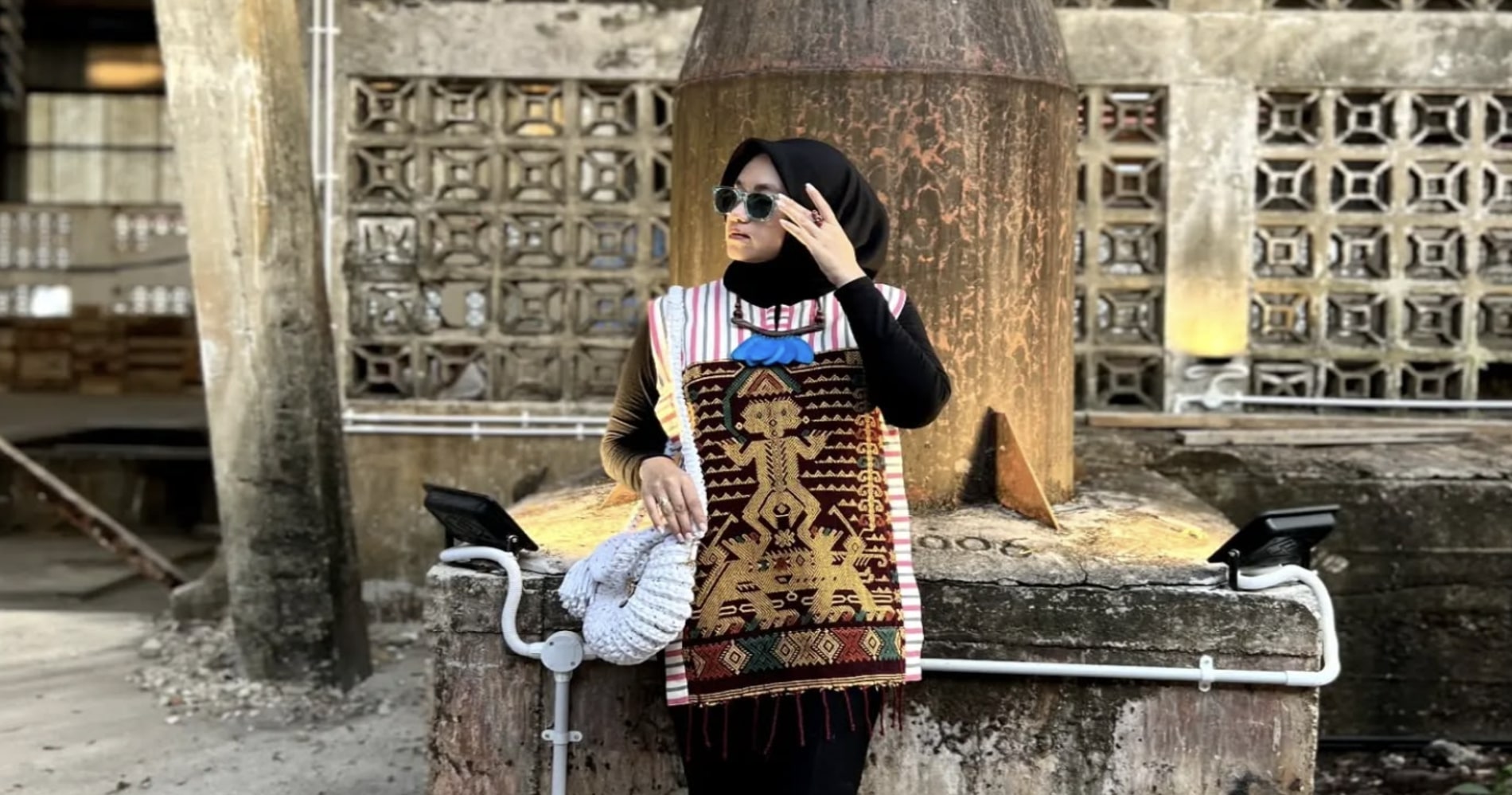 Model menggunakan Pahikung Vest (Sumber: Instagram Sabuya Room)