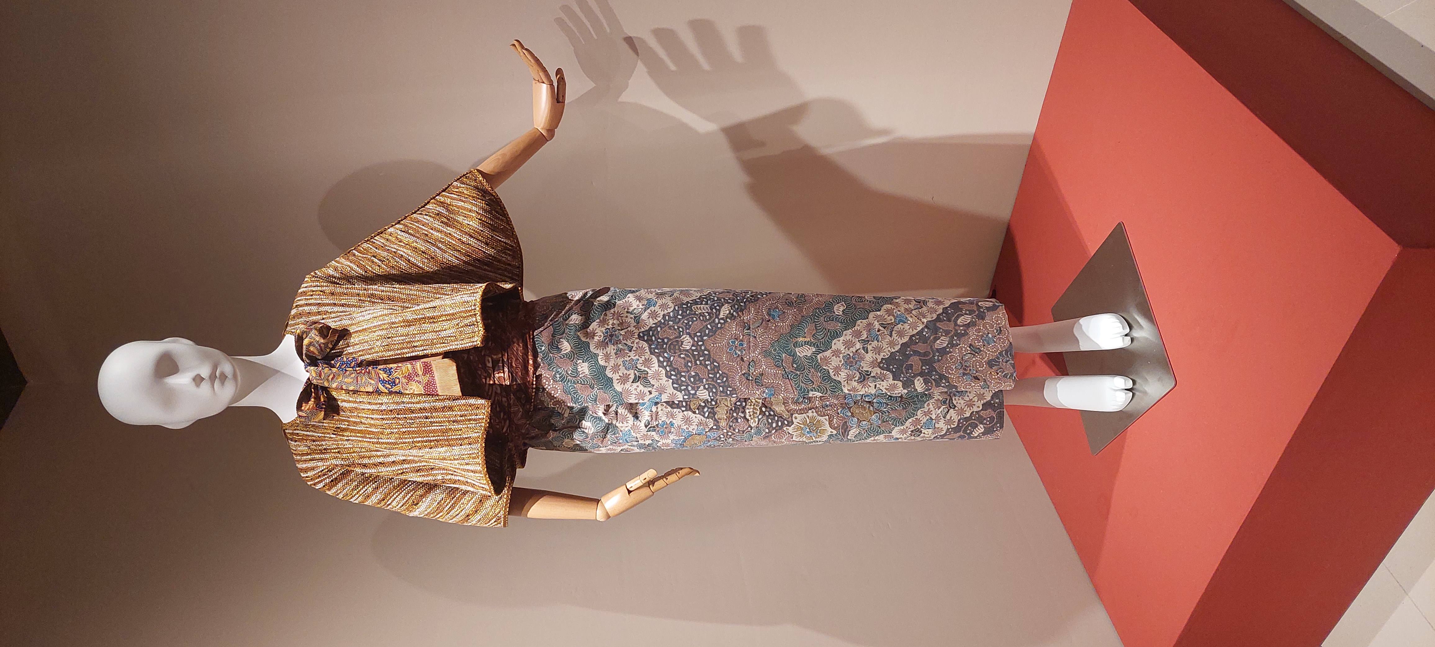 Manequin padu padan batik formal