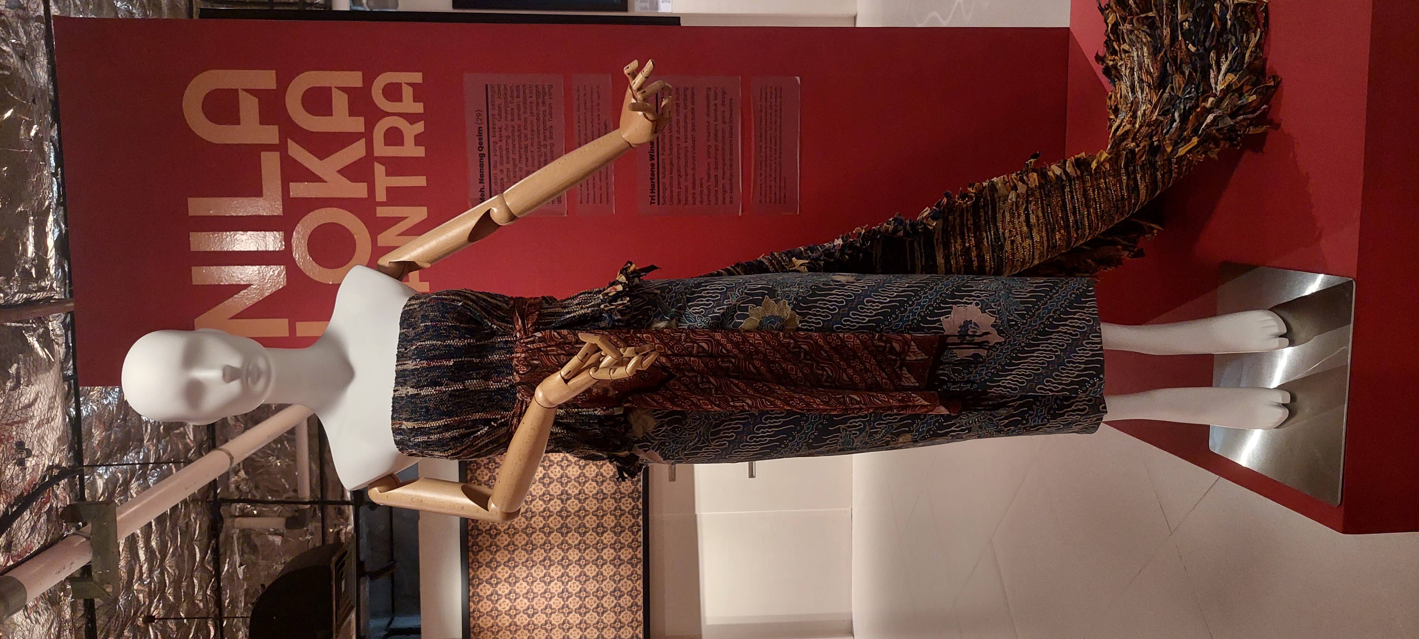 Manequin padu padan di papan pameran