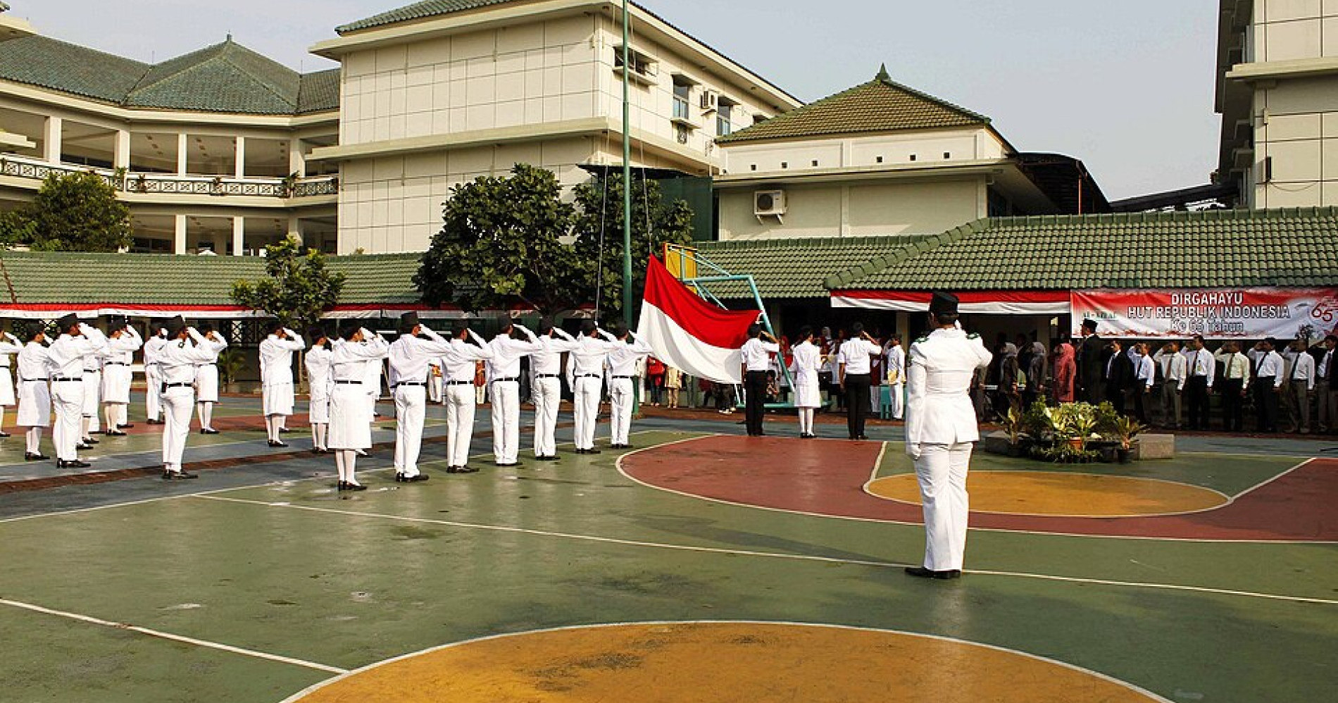 Ilustrasi pengibaran bendera merah putih (Wikimedia Commons) Ilustrasi pengibaran bendera merah putih (Wikimedia Commons)