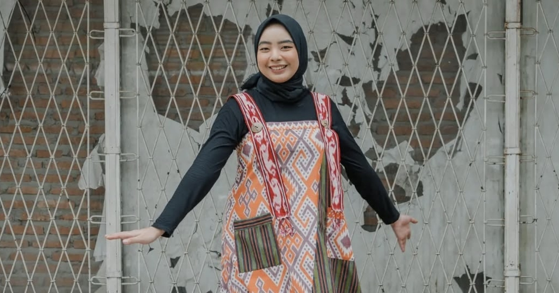 Gaya Modis ala Sabuya dengan Sentuhan Tenun Tradisional (Sumber gambar: Instagram @sabuyaroom) Gaya Modis ala Sabuya dengan Sentuhan Tenun Tradisional (Sumber gambar: Instagram @sabuyaroom)