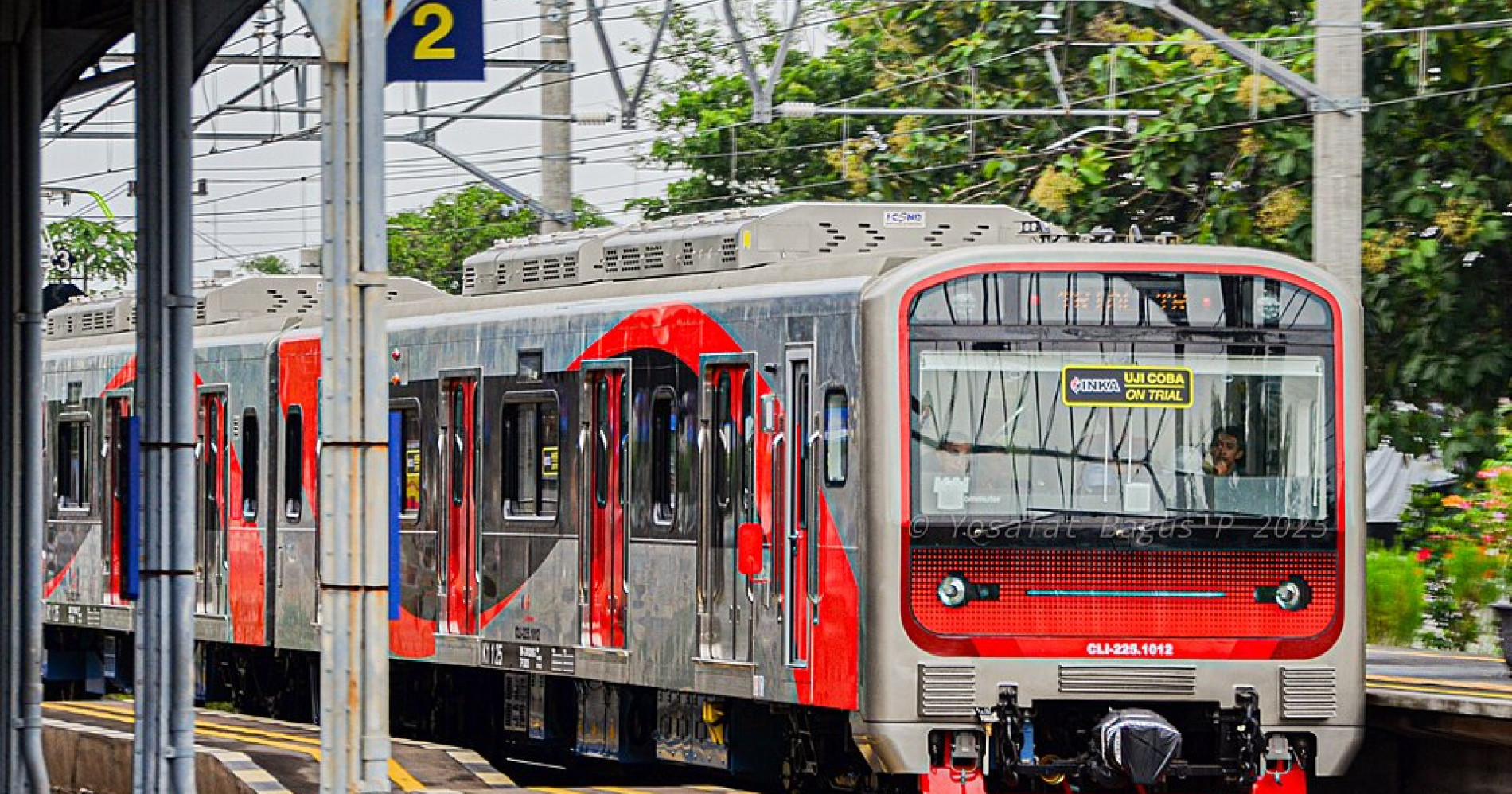 Ilustrasi Pergi Bekerja Menggunakan KRL (Wikimedia Commons)