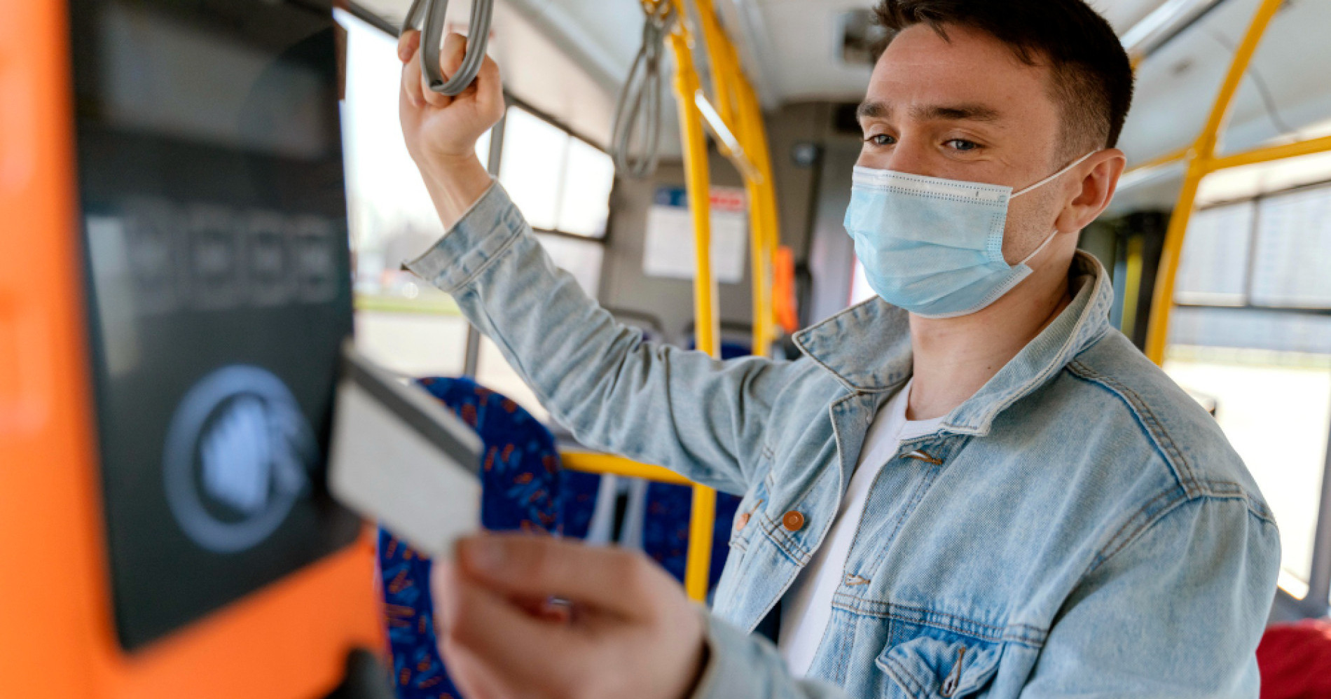 Seorang Pemuda Sedang Membayar Biaya Transportasi Bus dengan Kartu Bus (Sumber Gambar: idn.freepik.com) Seorang Pemuda Sedang Membayar Biaya Transportasi Bus dengan Kartu Bus (Sumber Gambar: idn.freepik.com)