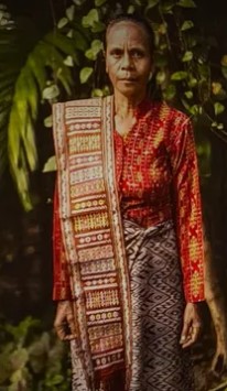 Mama Ima Pakai Kain Biboki