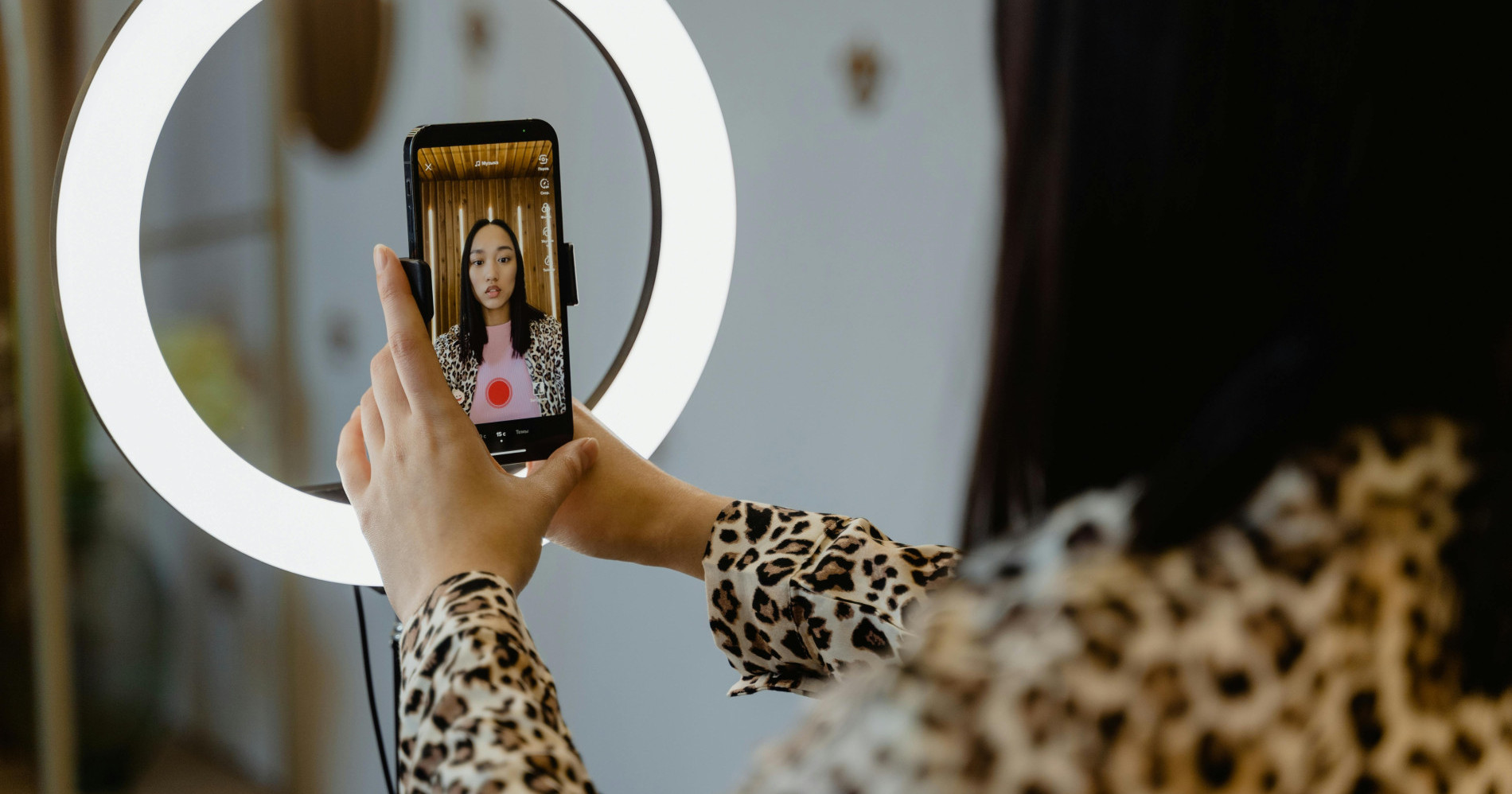 Live Tiktok (Sumber gambar: Pexels) Live Tiktok (Sumber gambar: Pexels)