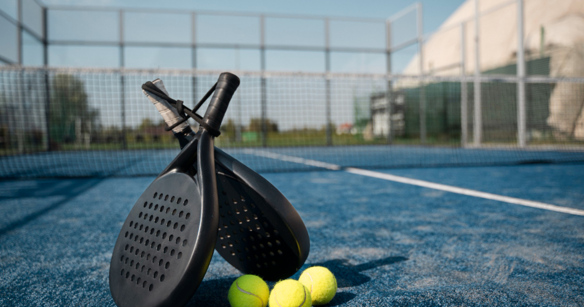 Ilustrasi perlengkapan olahraga padel (Sumber gambar : Freepik.com) Ilustrasi perlengkapan olahraga padel (Sumber gambar : Freepik.com)