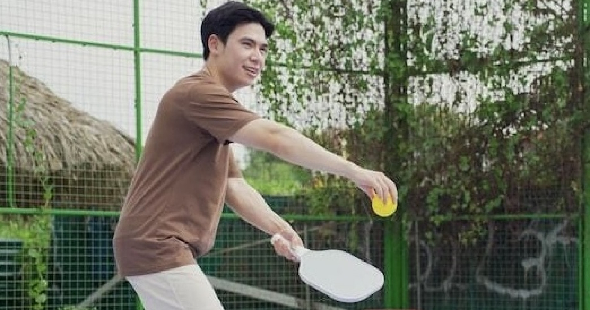 Ilustrasi Pemain Padel Sedang Mengayunkan Raket di Lapangan (Sumber gambar: Freepik) Ilustrasi Pemain Padel Sedang Mengayunkan Raket di Lapangan (Sumber gambar: Freepik)