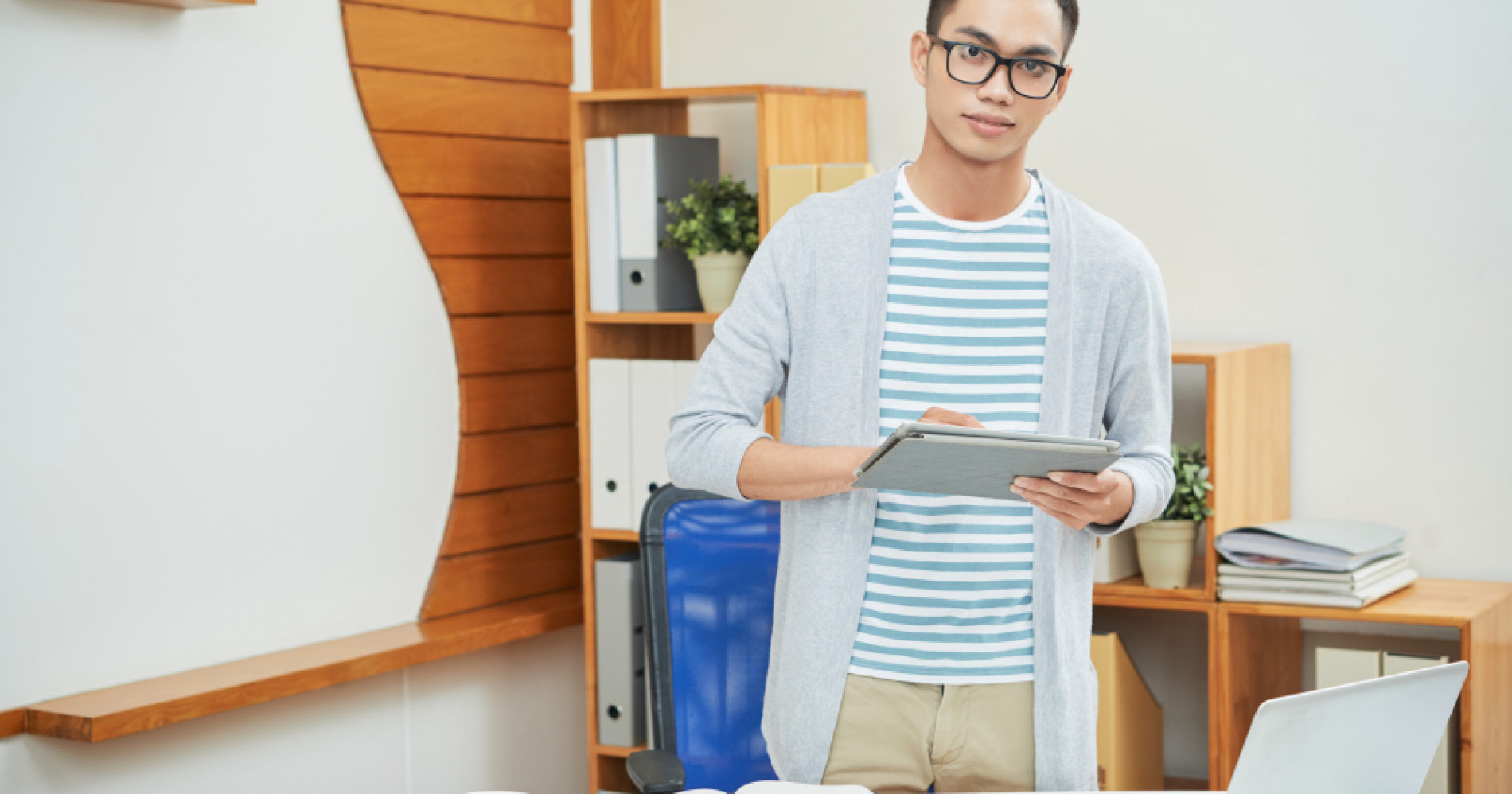 Ilustrasi pekerja kantoran yang memutuskan switch career (Sumber gambar : Freepik.com)