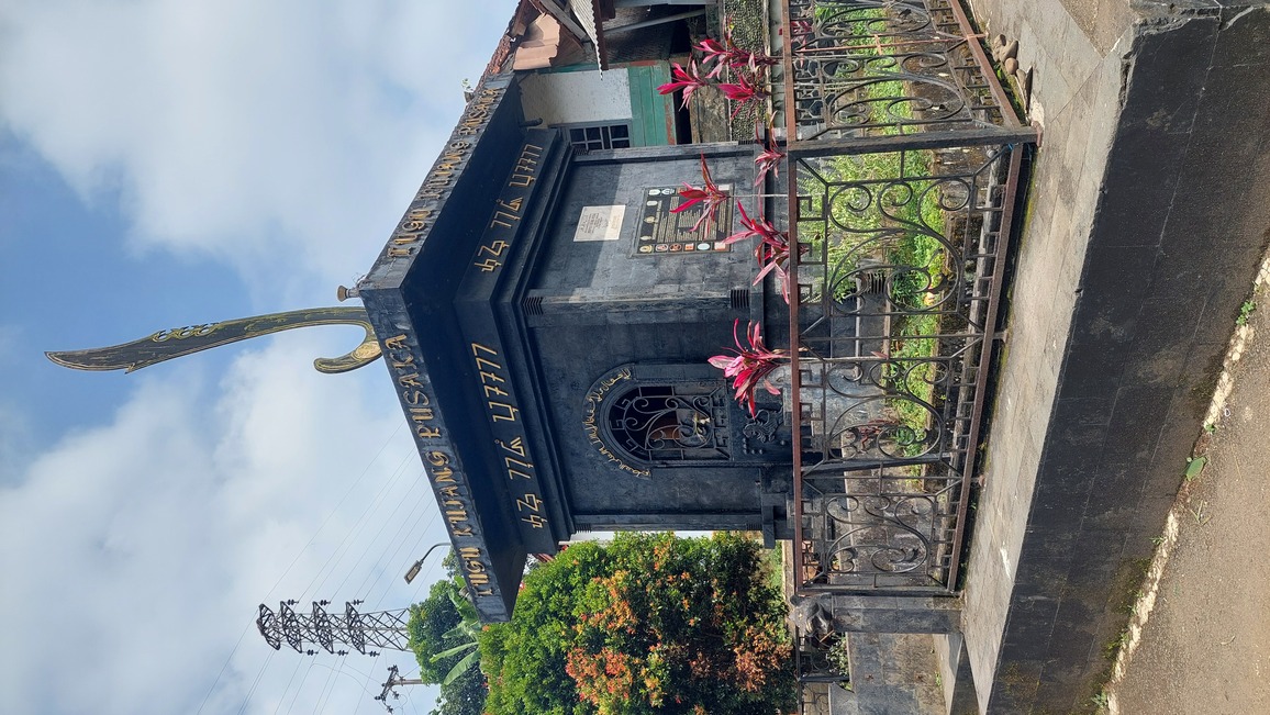 Tugu Kujang menyambut kami di Kampung Naga, Jawa Barat [Dokumentasi Pribadi]