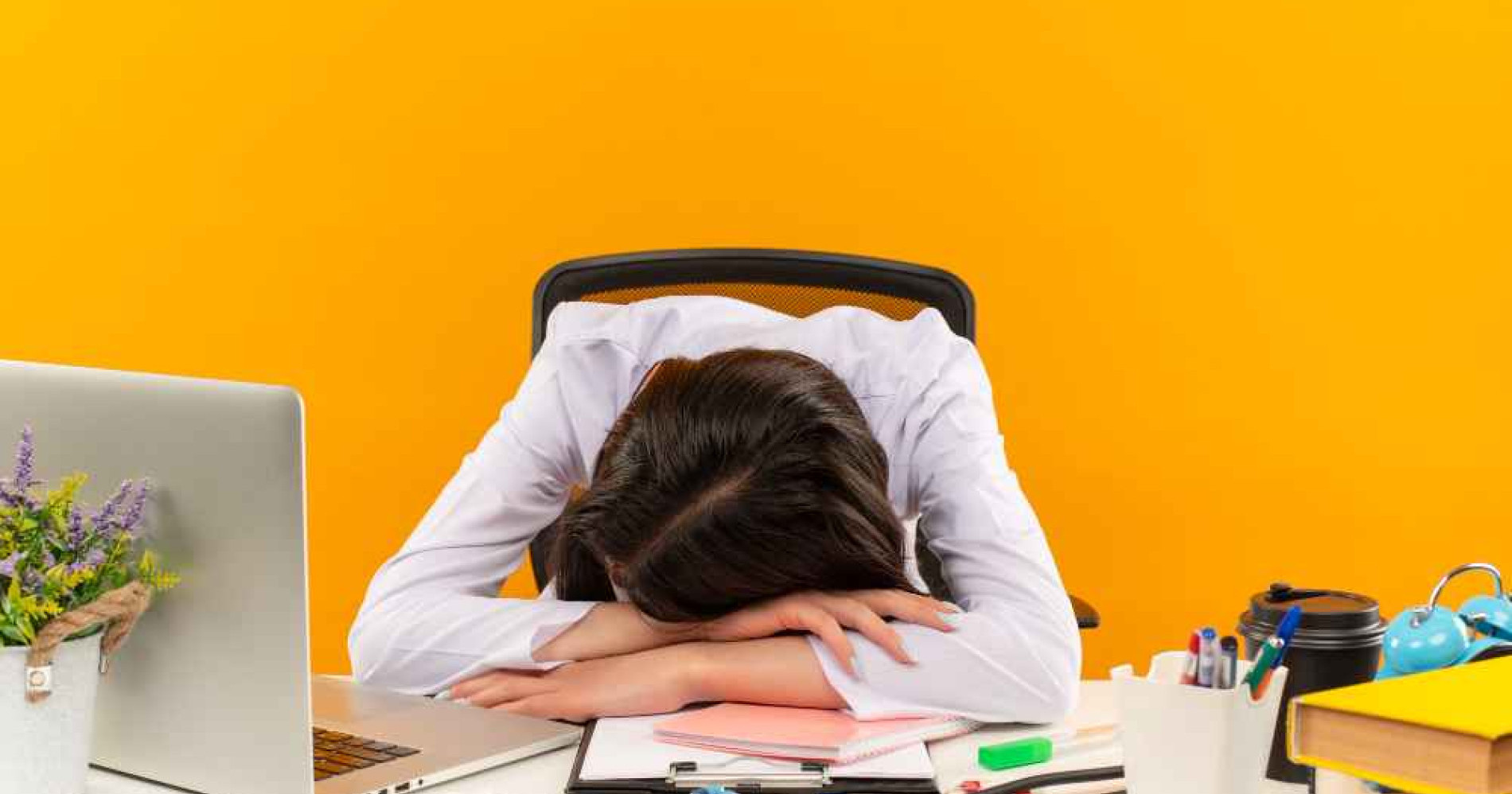 Fenomena Job Hugging, Bijak atau Karier Mandek? (Sumber: Freepik.com)