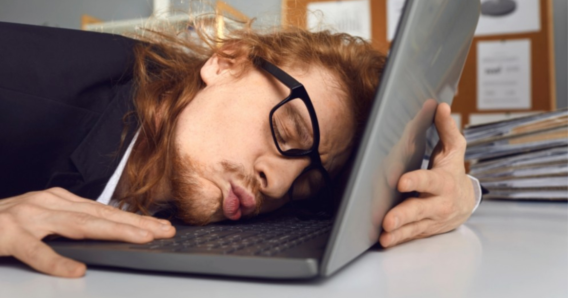 7 Tips Elegan Keluar dari Jebakan Job Hugging. Sumber Gambar Adobe Express