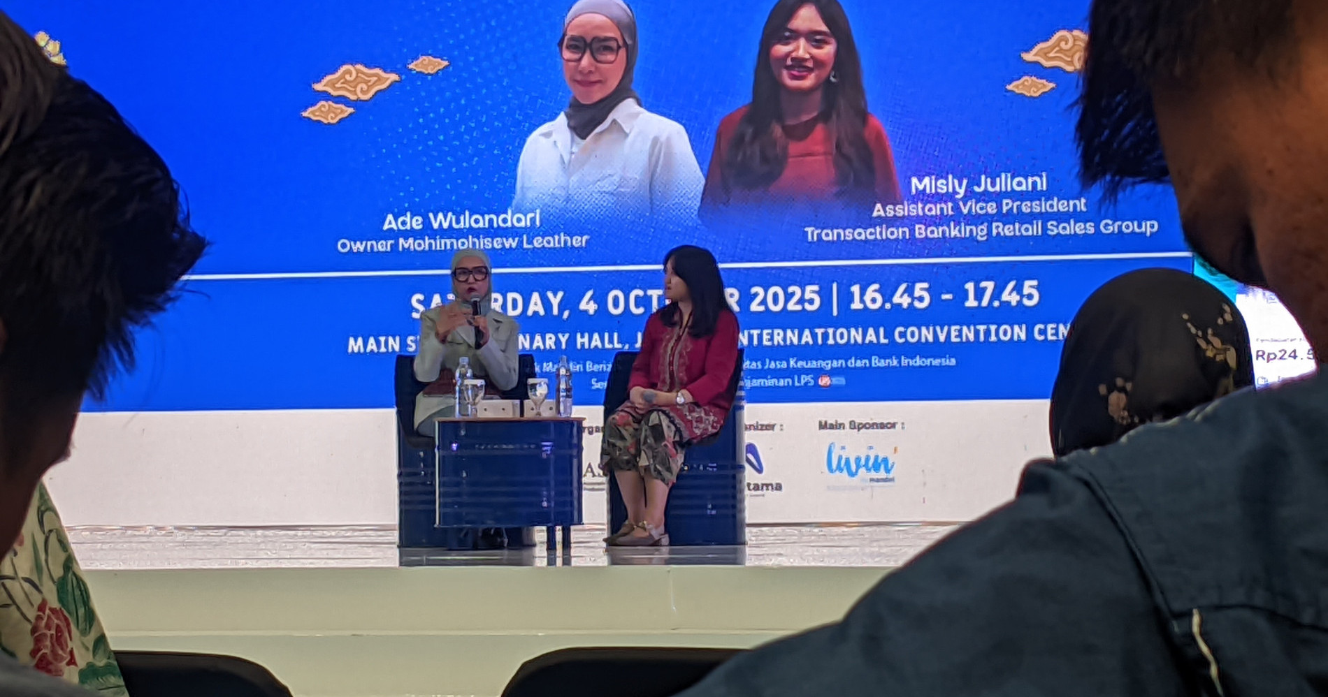Ade Wulandari menjadi pembicara pada sesi talkshow Inacraft 2025 (Dokumen Pribadi)
