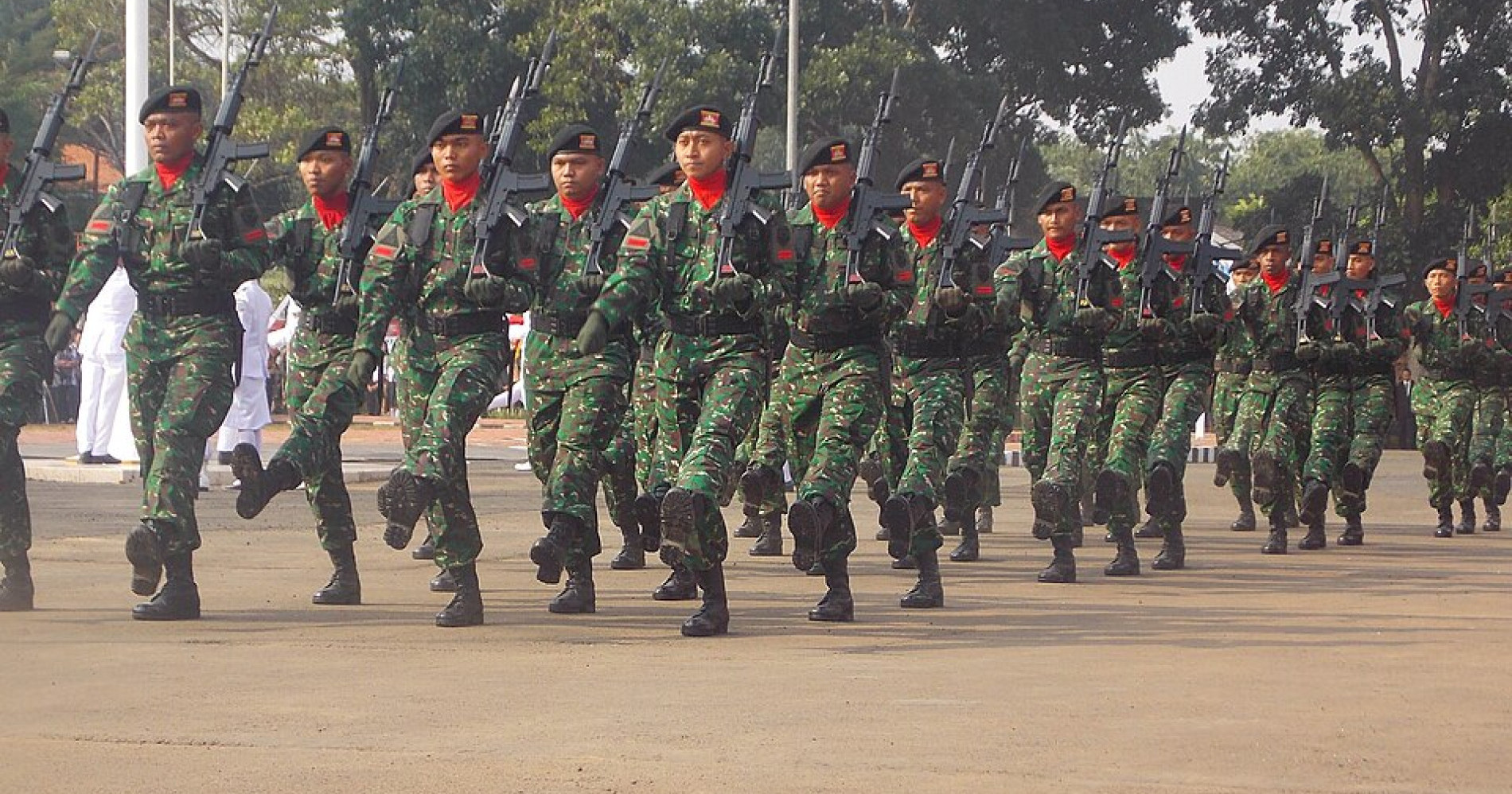 Prajurit siap menjaga kedaulatan Indonesia [Sumber: Wikimedia Commons]