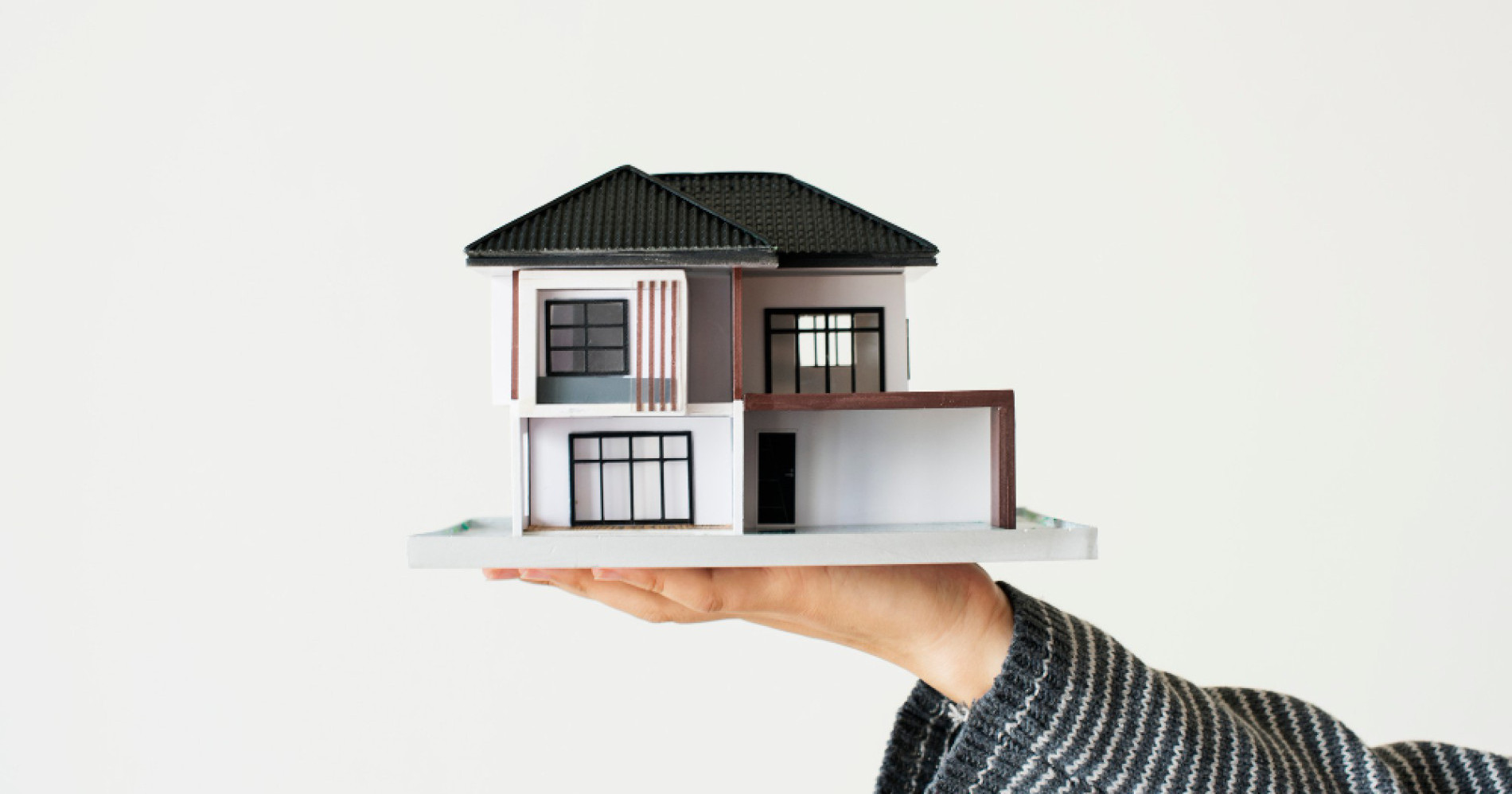 Ilustrasi sedang mempertimbangkan membeli rumah (Foto Freepik.com)