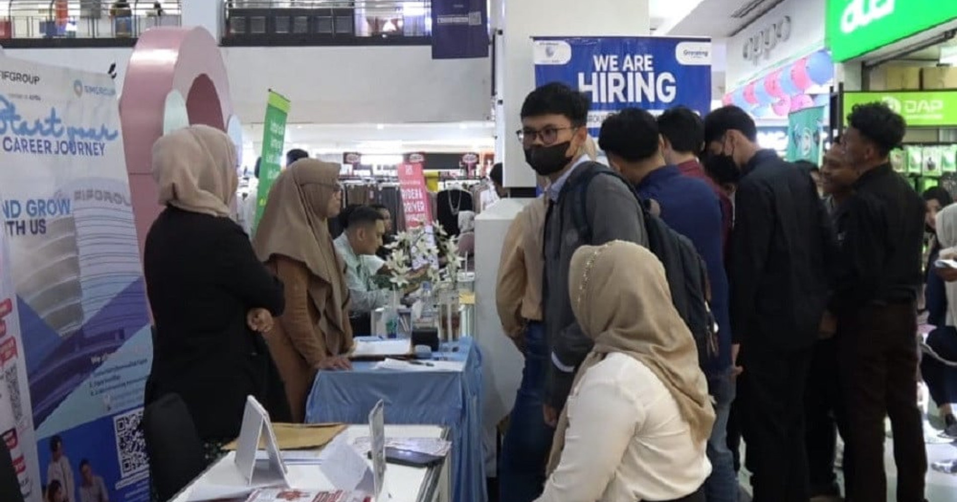 Ilustrasi orang sedang mengikuti kegiatan job fair (Foto Sumatra.Bisnis.com/Husnul) Ilustrasi orang sedang mengikuti kegiatan job fair (Foto Sumatra.Bisnis.com/Husnul)