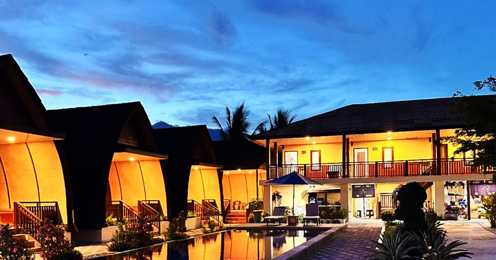 Suasana saat sunset di Bayview Beach Resort (Sumber: Dokumentasi pribadi) Suasana saat sunset di Bayview Beach Resort (Sumber: Dokumentasi pribadi)