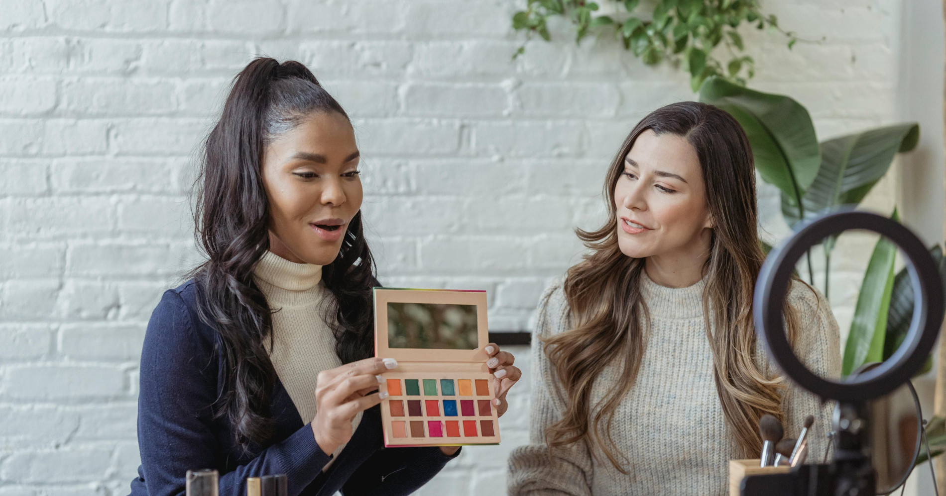 Promosi lewat influencer (Sumber gambar: Pexels) Promosi lewat influencer (Sumber gambar: Pexels)