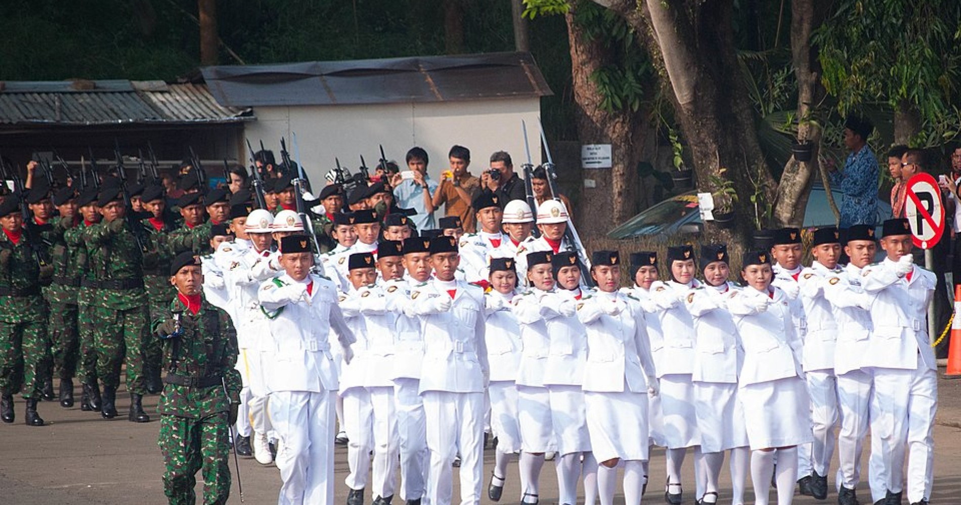 Ilustrasi orang sedang melakukan upacara bendera (Foto Wikimedia Commons) Ilustrasi orang sedang melakukan upacara bendera (Foto Wikimedia Commons)