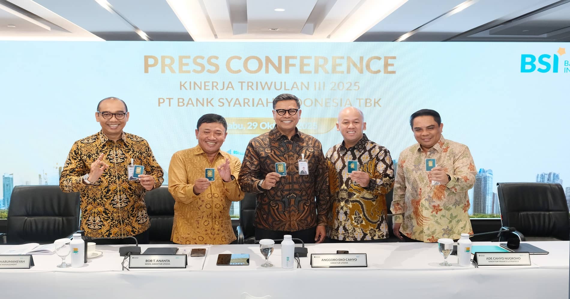 Direktur Utama BSI Anggoro Eko Cahyo (tengah) bersama jajaran direksi lainnya saat penyampaian kinerja keuangan PT Bank Syariah Indonesia Tbk. (BSI), Jumat (29/10) Direktur Utama BSI Anggoro Eko Cahyo (tengah) bersama jajaran direksi lainnya saat penyampaian kinerja keuangan PT Bank Syariah Indonesia Tbk. (BSI), Jumat (29/10)