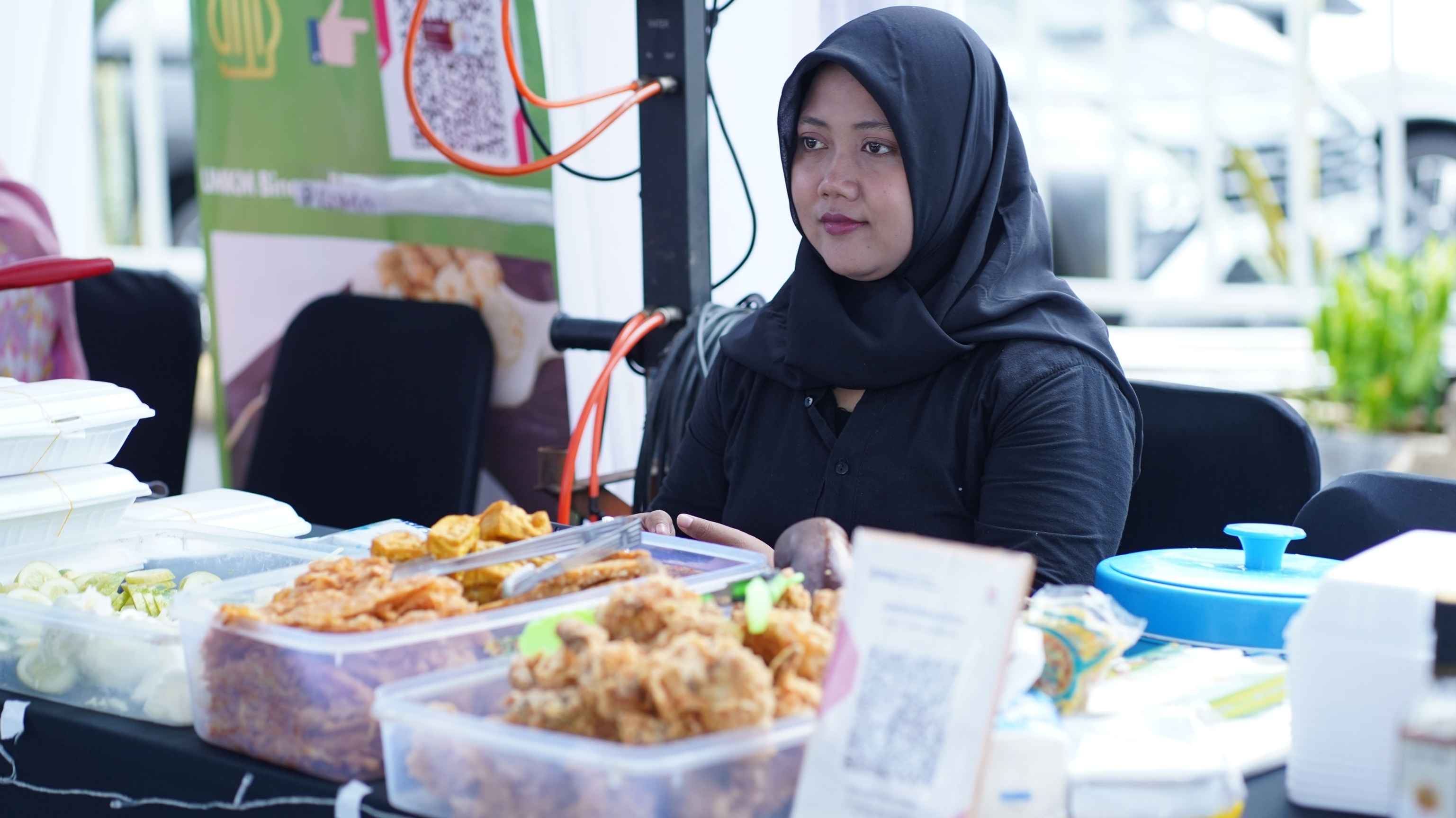 UMKM Corner BM Day 2025 - Master Oprek Punya Menu Ayam dan Telur Geprek yang Pedasnya Mantap - Foto: Bisnis Muda UMKM Corner BM Day 2025 - Master Oprek Punya Menu Ayam dan Telur Geprek yang Pedasnya Mantap - Foto: Bisnis Muda