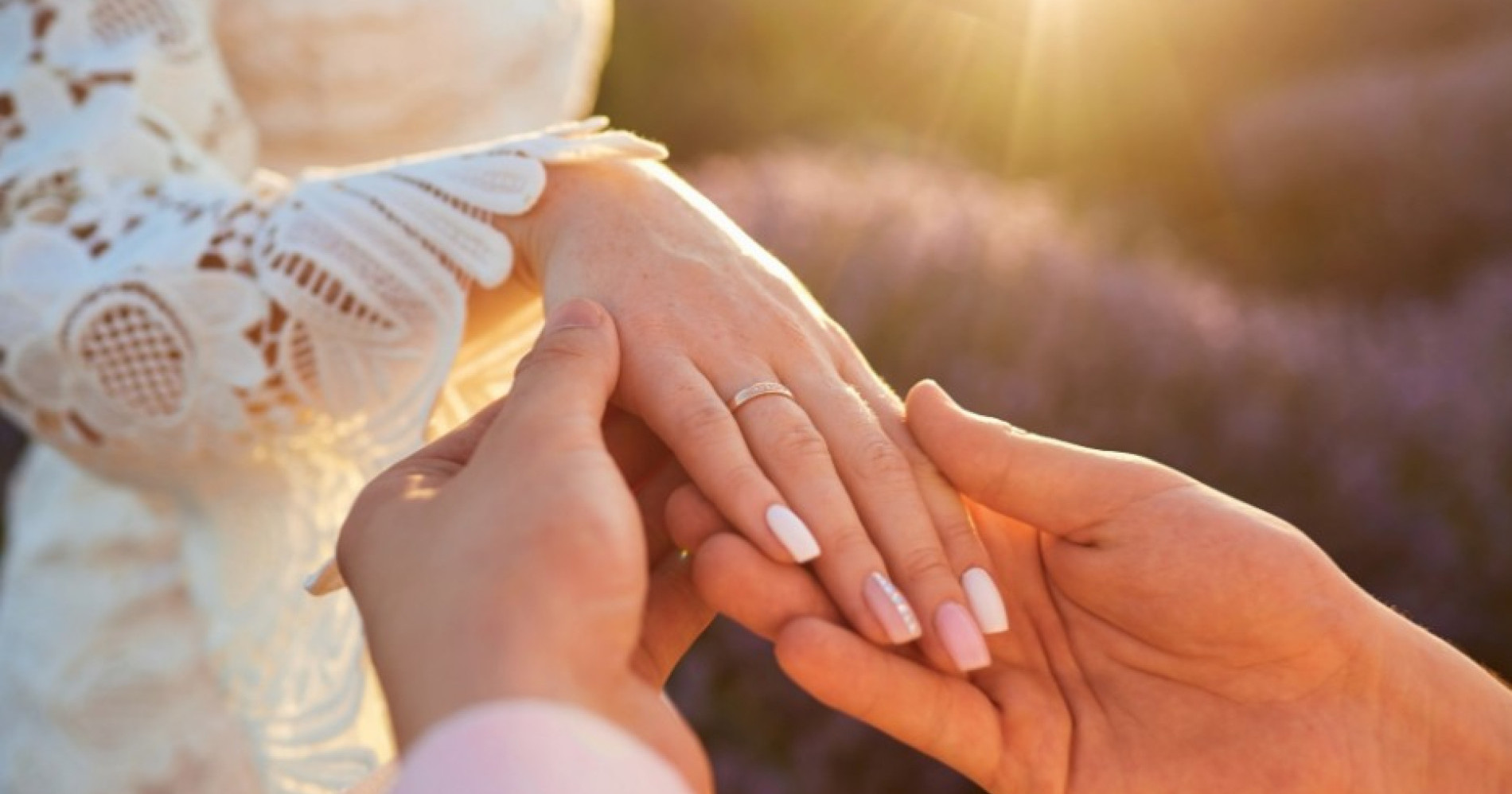 5 Tips Mudah Mengomunikasikan Keuangan bersama Pasangan setelah Menikah. Sumber Gambar Adobe Express