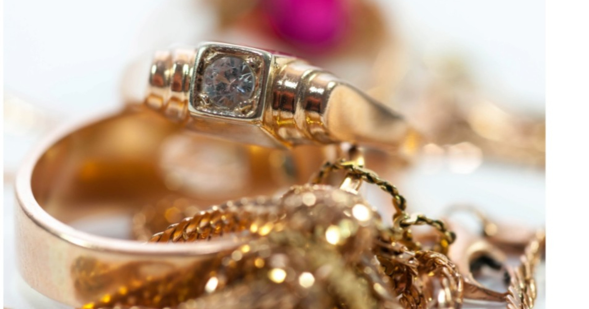 4 Tips Investasi Emas Tetap Cuan Maksimal meski Harganya Fluktuatif. Sumber Gambar Adobe Express