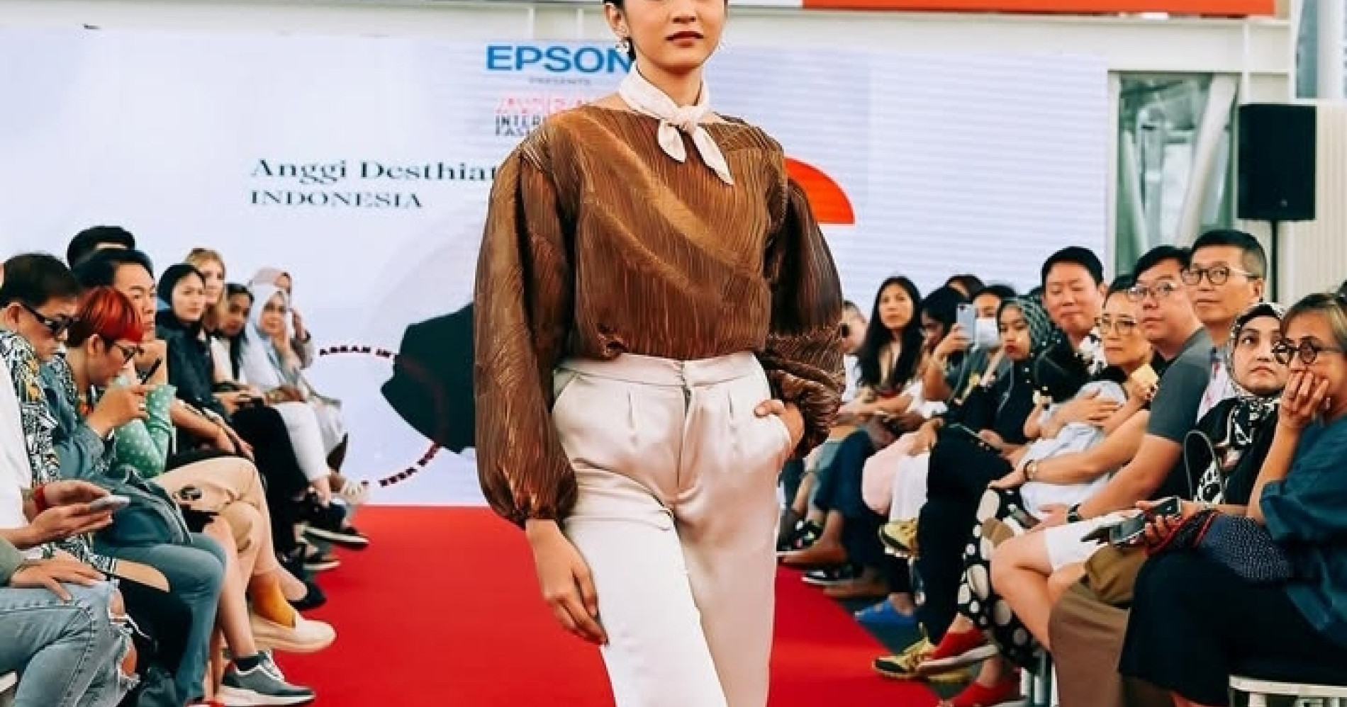 Produk lokal satinese debut di ajang ASEAN International Fashion Week (Sumber gambar: Instagram @Satinese)