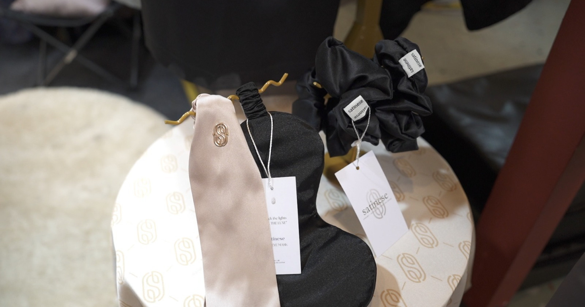 Sleep eye mask adalah salah satu produk Satinese yang dibuat dari sisa kain (Foto Dok Bisnis Muda)