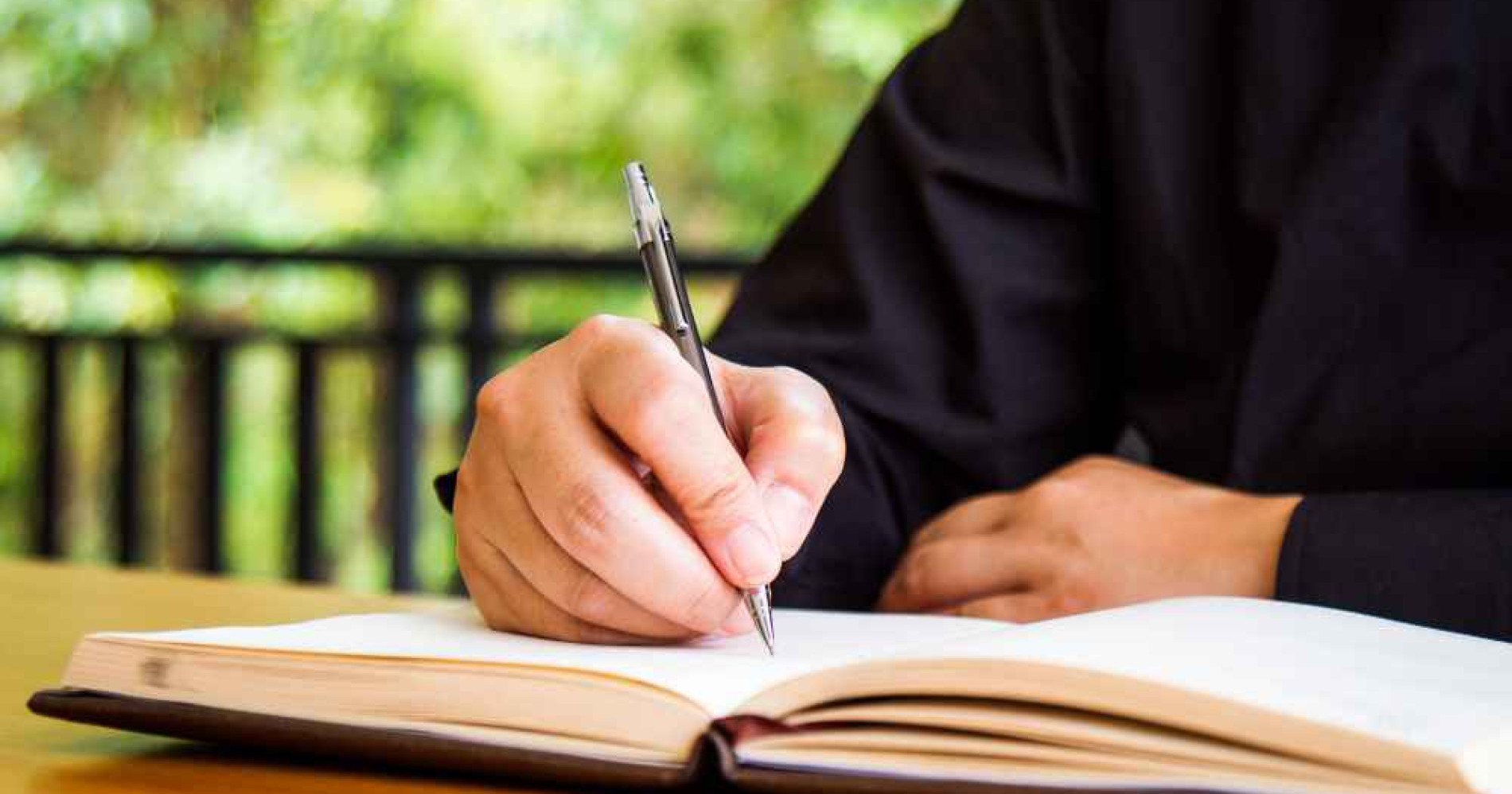 Ilustrasi orang sedang menulis (Foto Freepik.com)