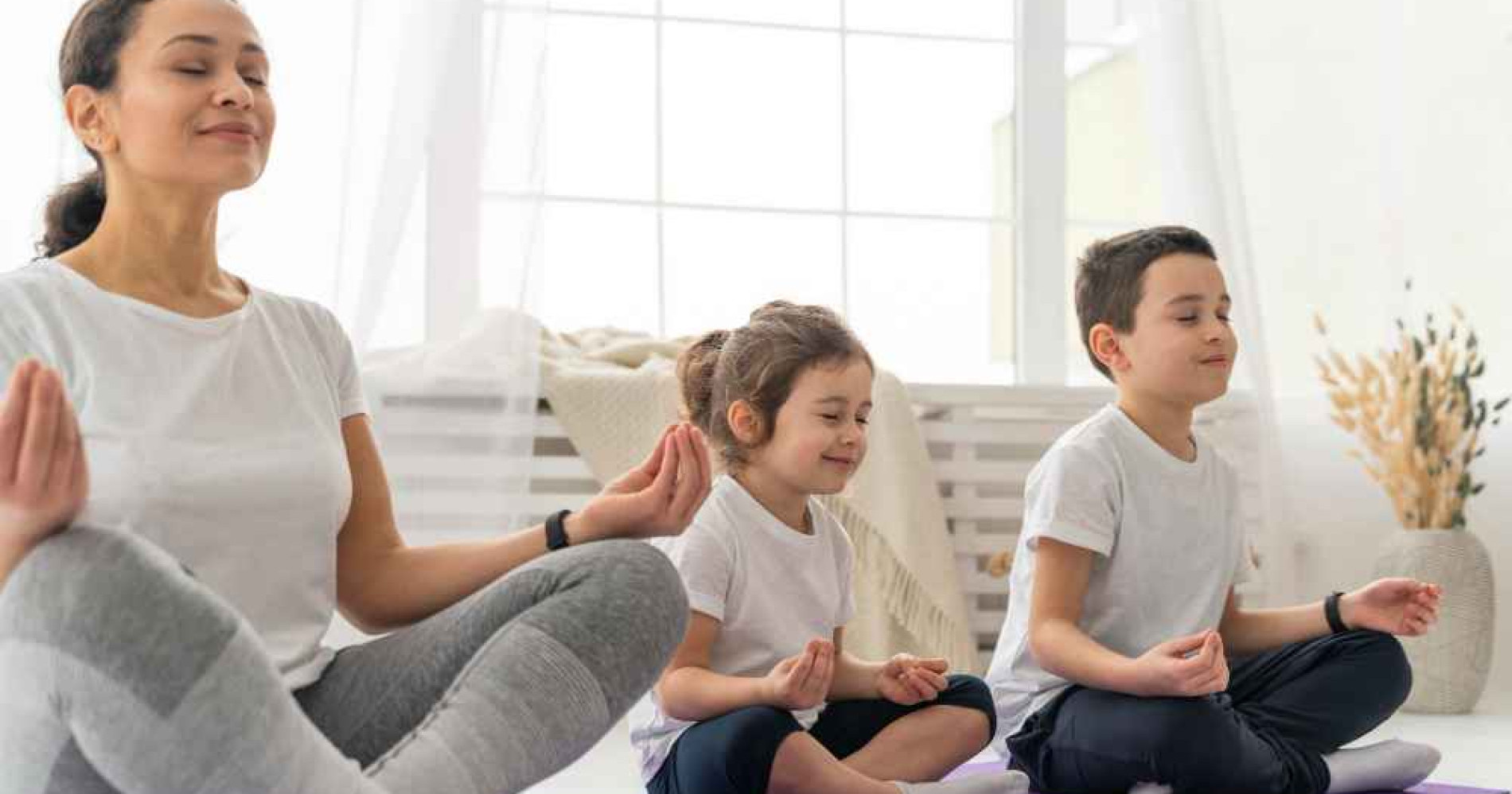 Ilustrasi sedang melakukan yoga untuk anak (Foto Freepik.com)