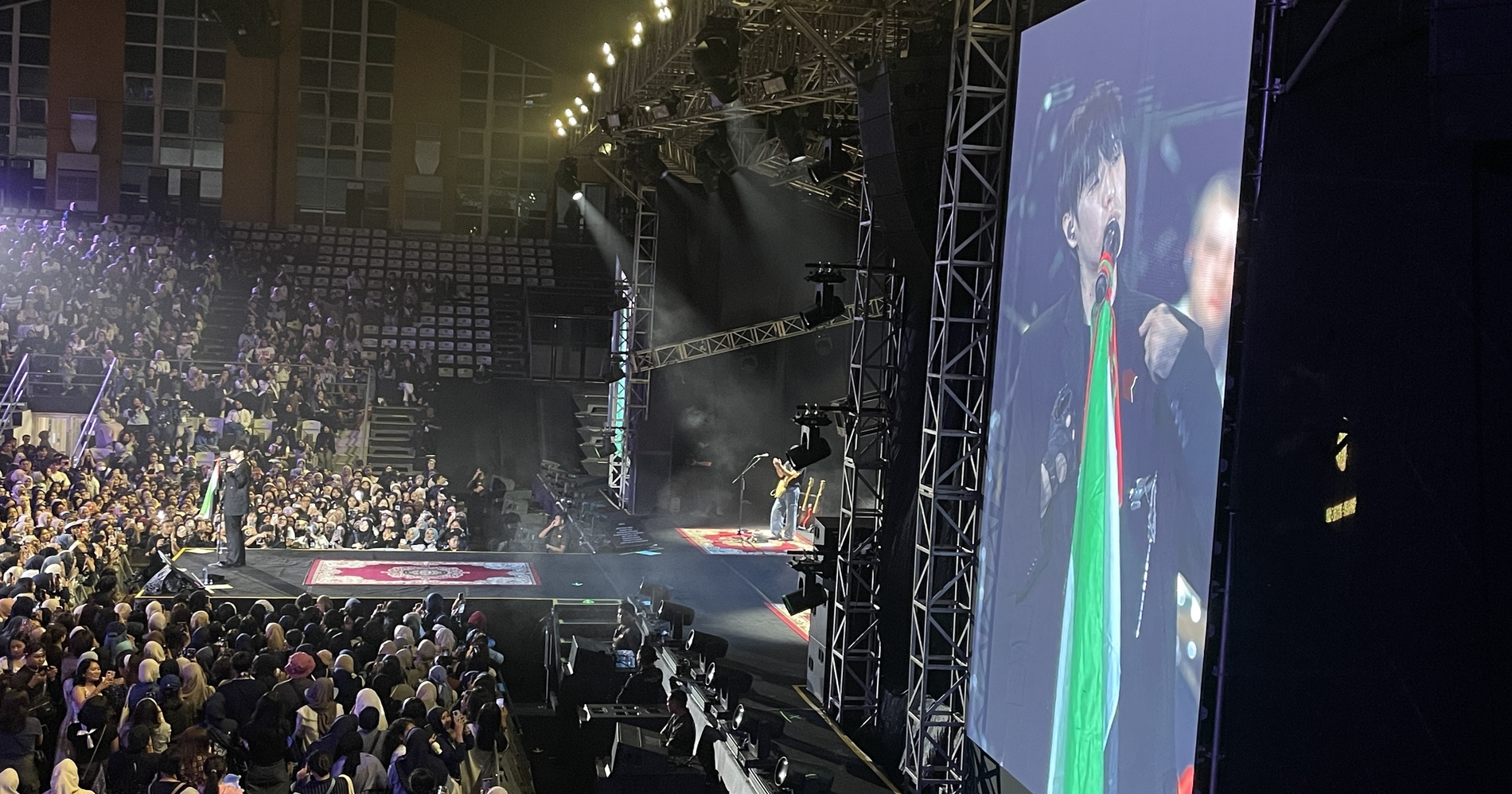 Suasana konser eaJ bertajuk '1/9 Tour' di Basket Hall GBK, Jakarta (Sumber: pribadi)