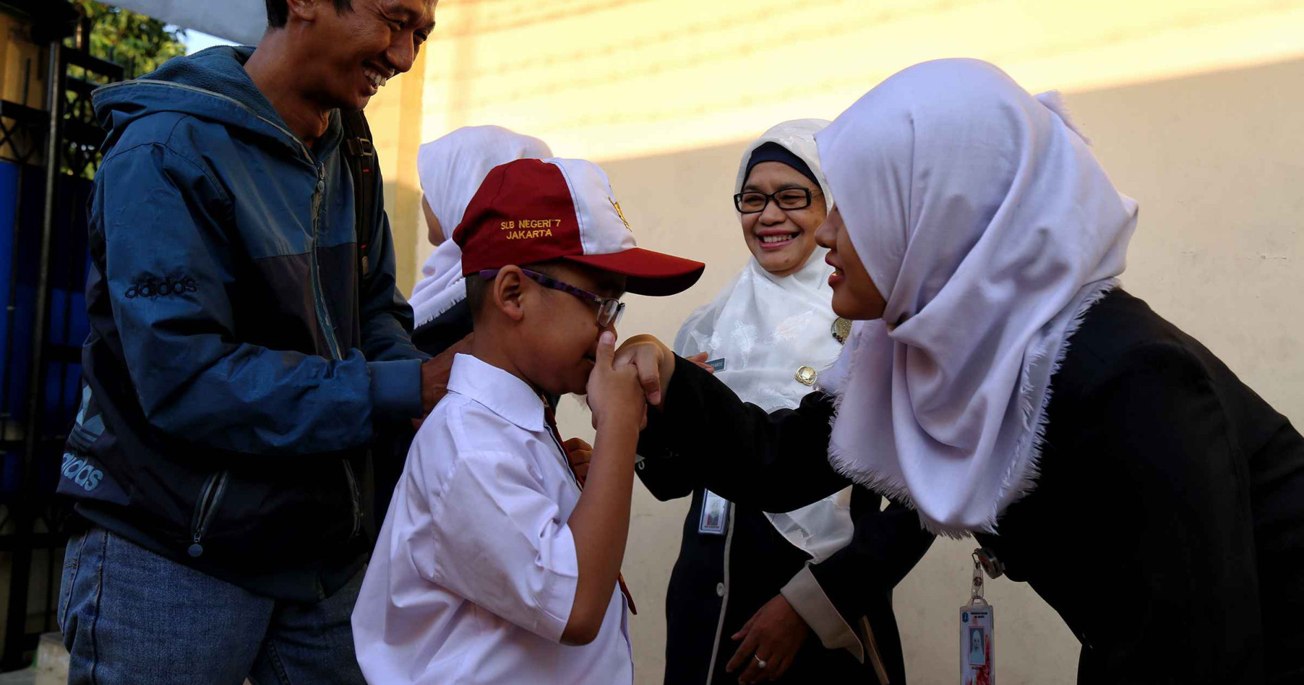 Ilustrasi siswa sedang hormat kepada guru (Wikimedia Commons)