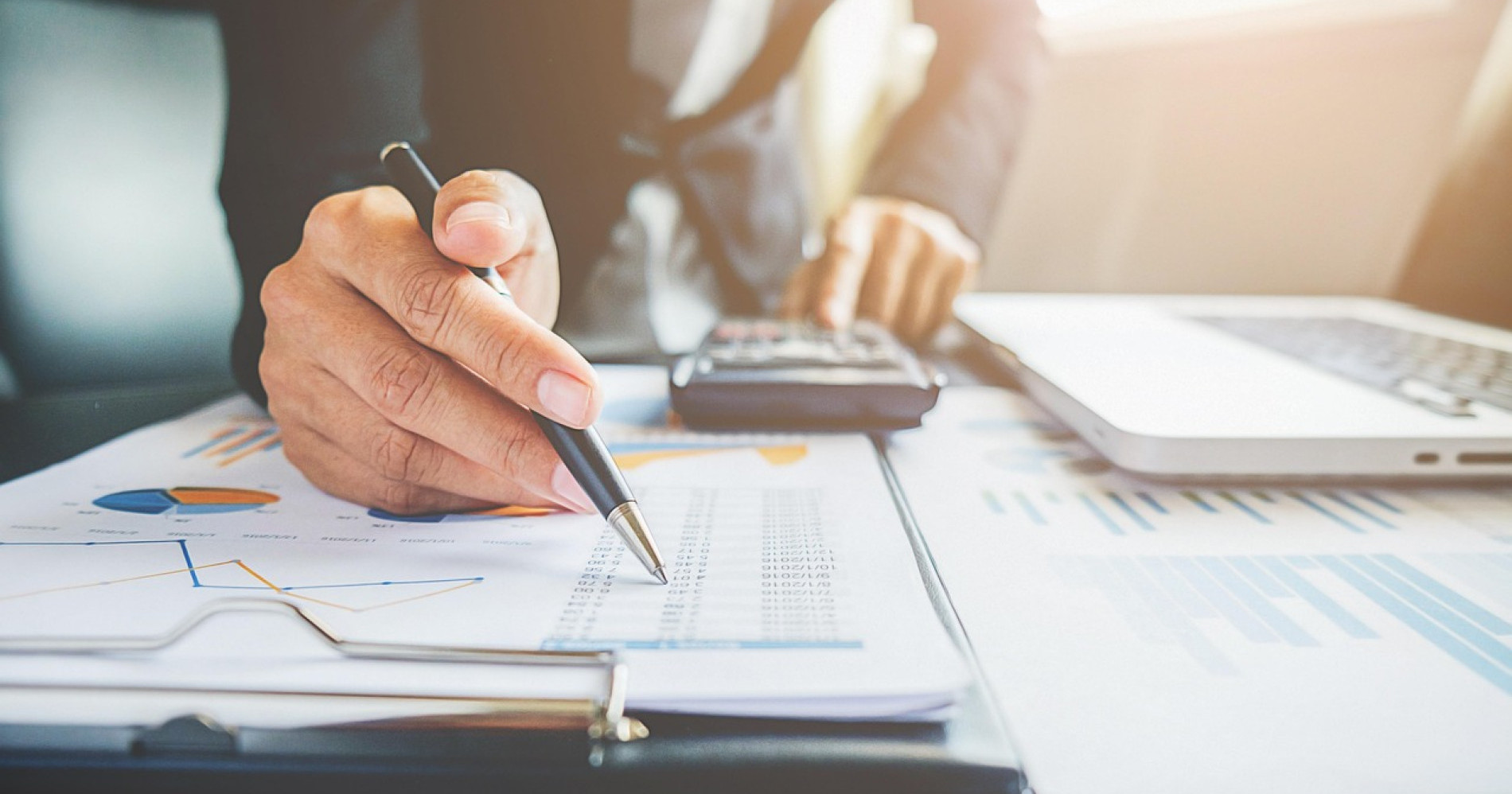 Ilustrasi orang sedang menghitung biaya royalti (Foto Pixabay.com)