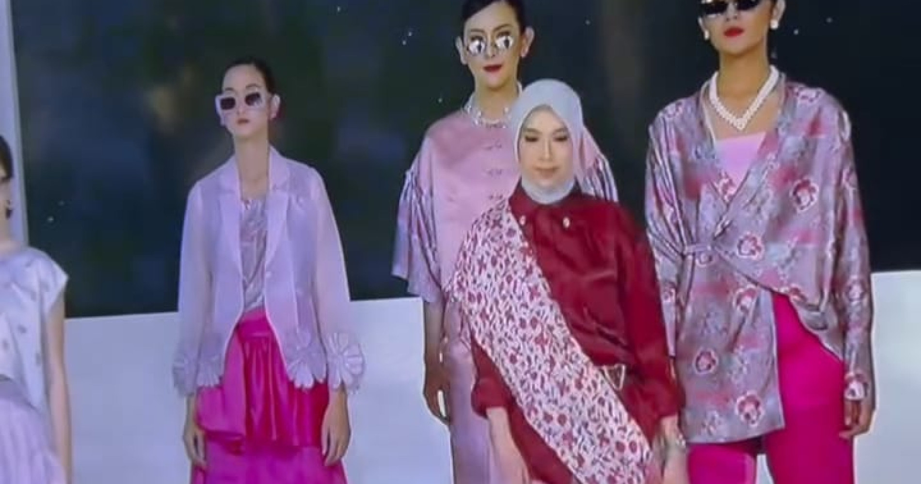 Koleksi Satinese dengan aksesoris motif batik (Sumber gambar : tangkapan layar instagram @satinese.id)