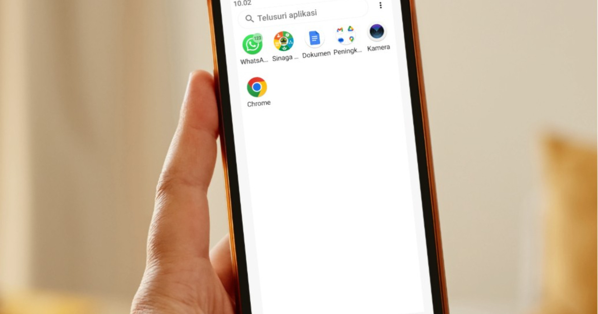 Membersihkan layar Hp dengan memasukkannya ke folder. Sumber gambar Adobe Express