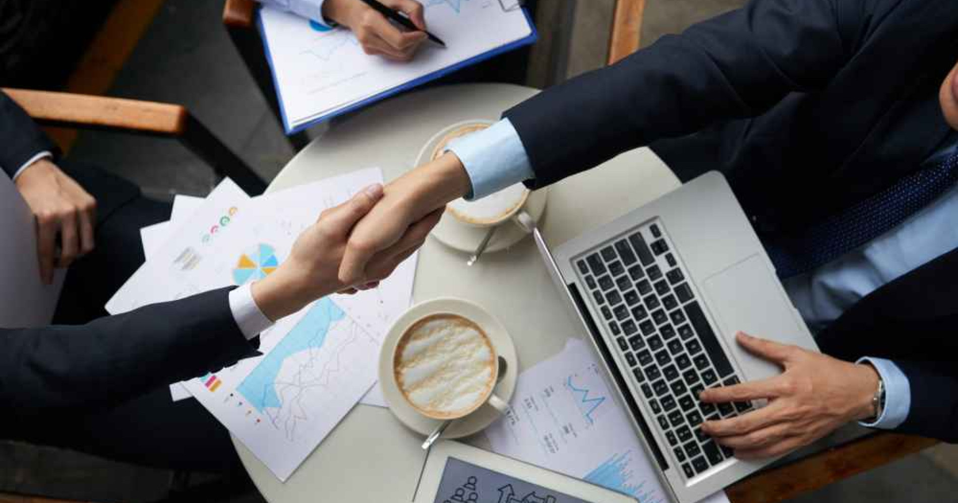 Ilustrasi orang sedang menjalankan bisnis (Foto Freepik.com)