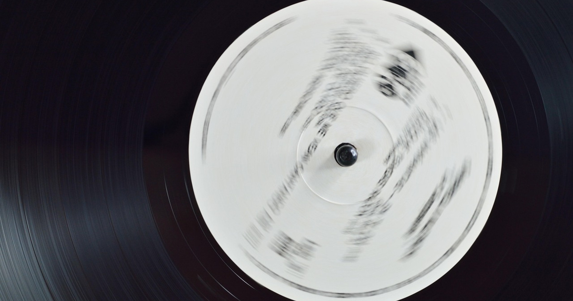 Ilustrasi sedang mendengarkan musik (Pixabay.com)