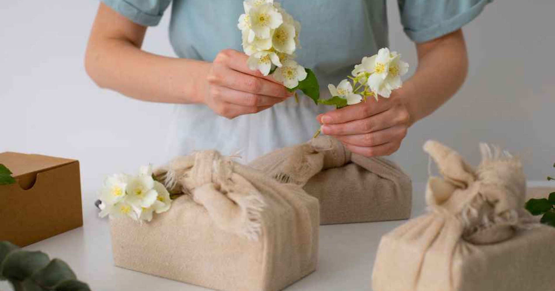 Ilustrasi sedang menyiapkan hampers (Foto Freepik.com)