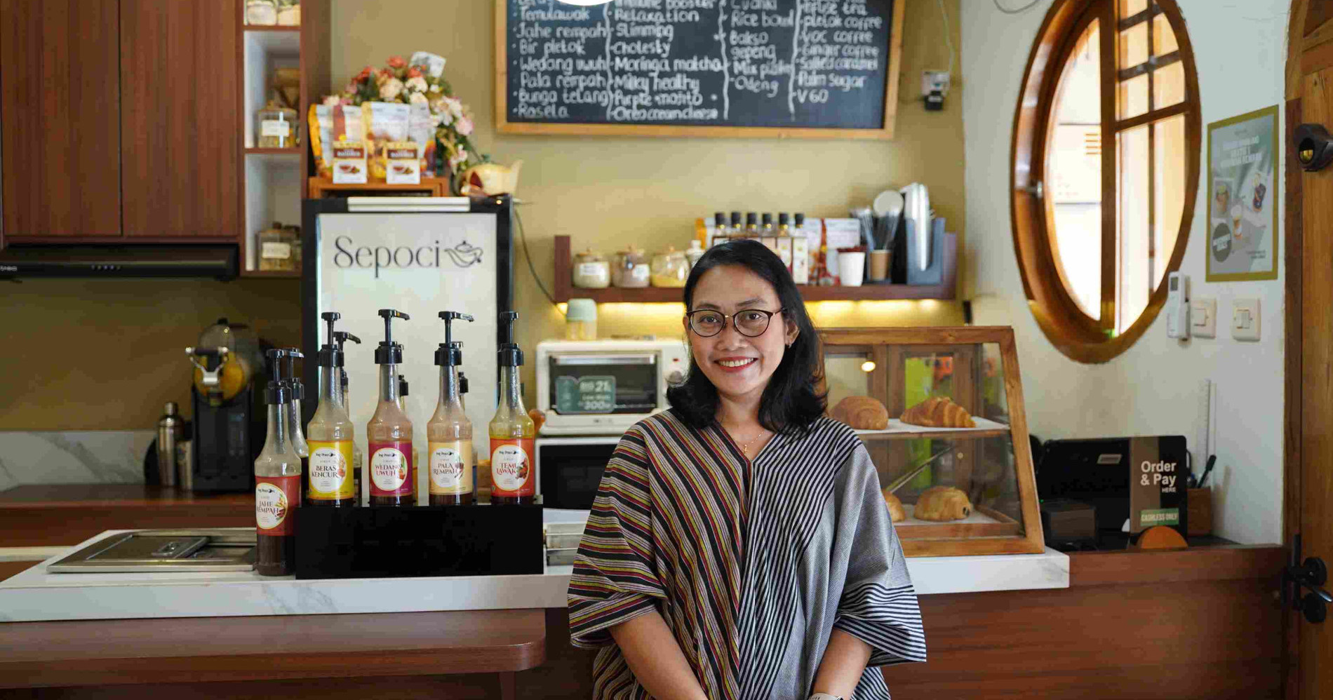 Niken, Founder Sepoci kedai minuman rempah yang ada di Condet (Foto Bisnis Muda)