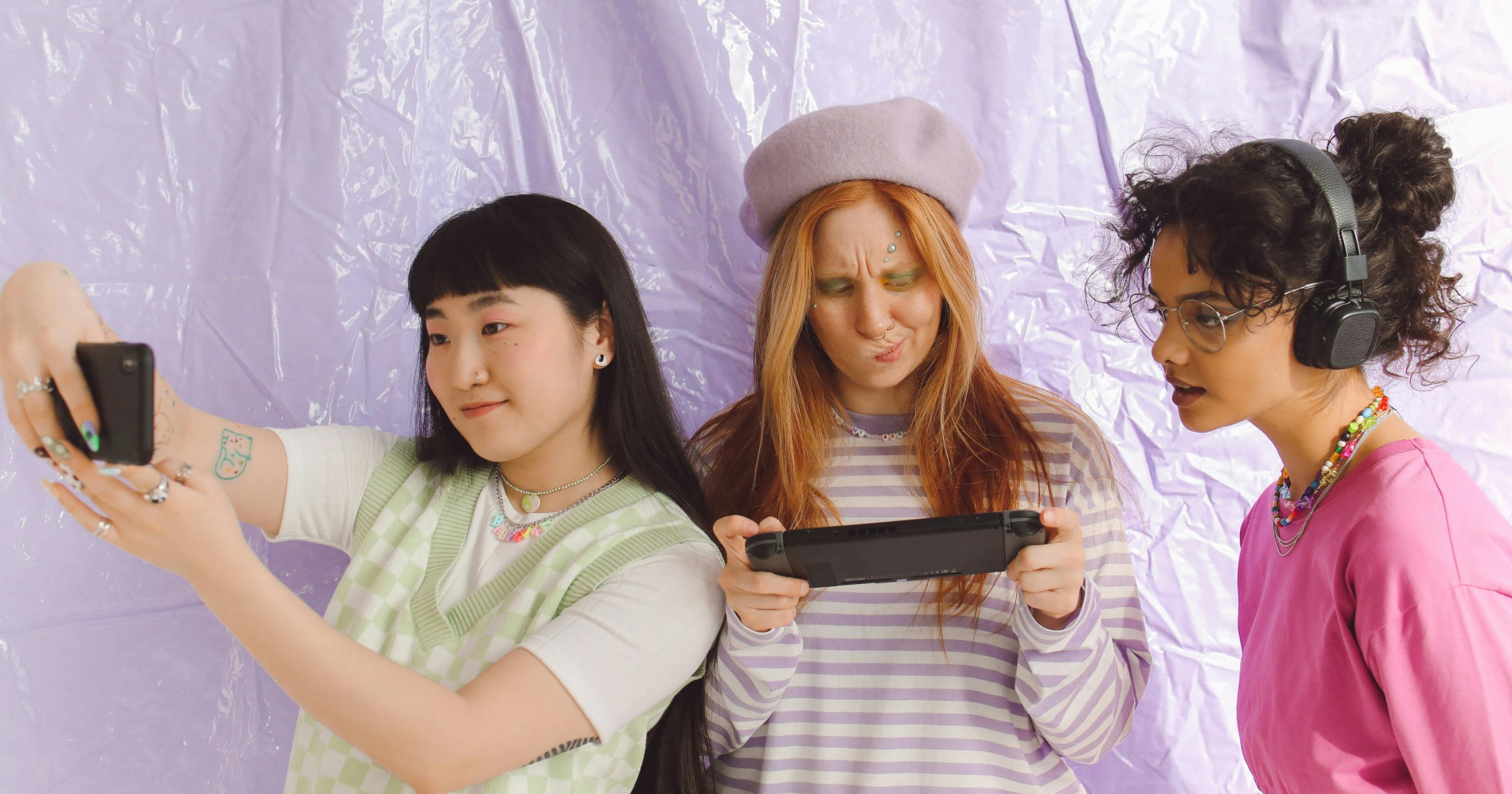 Bermain handphone (Sumber gambar: Pexels)