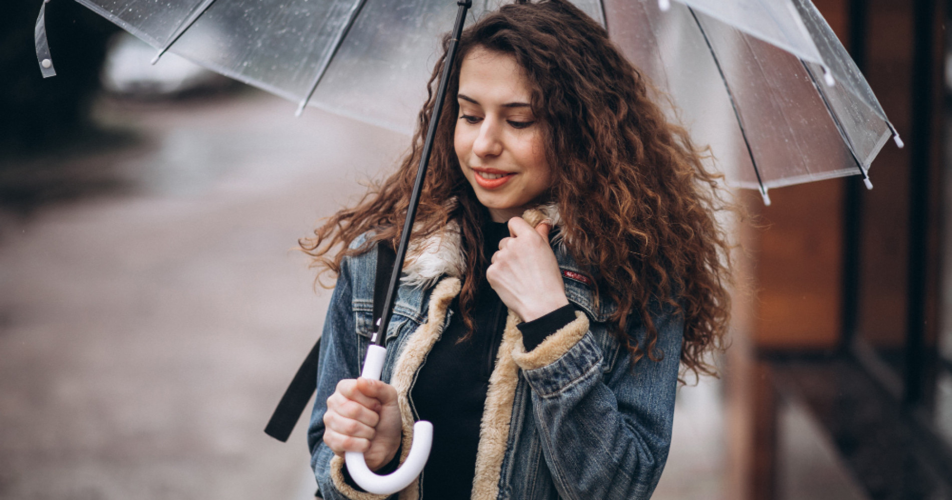 Ilustrasi travelling saat musim hujan (Sumber gambar : freepik.com)