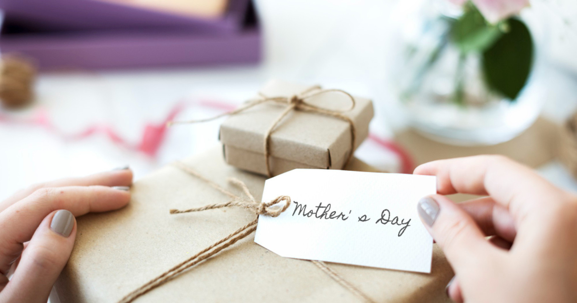 Ilustrasi kado saat hari ibu (Sumber gambar : freepik.com)