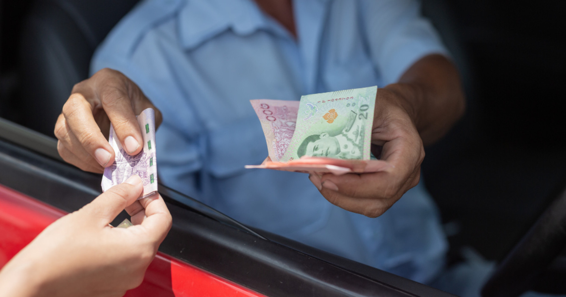 Ilustrasi transaksi tunai (Sumber gambar : freepik.com)